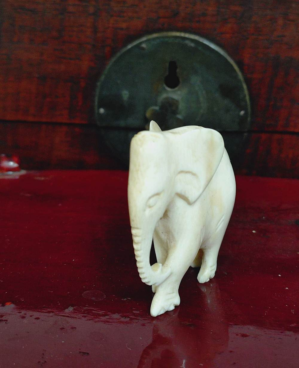 Voir photo 3 de Petite figurine d'un éléphant sculpté dans la matière noble. Petite figurine d'un éléphant sculpté dans la matière noble. Bon état reconditionné photo 3