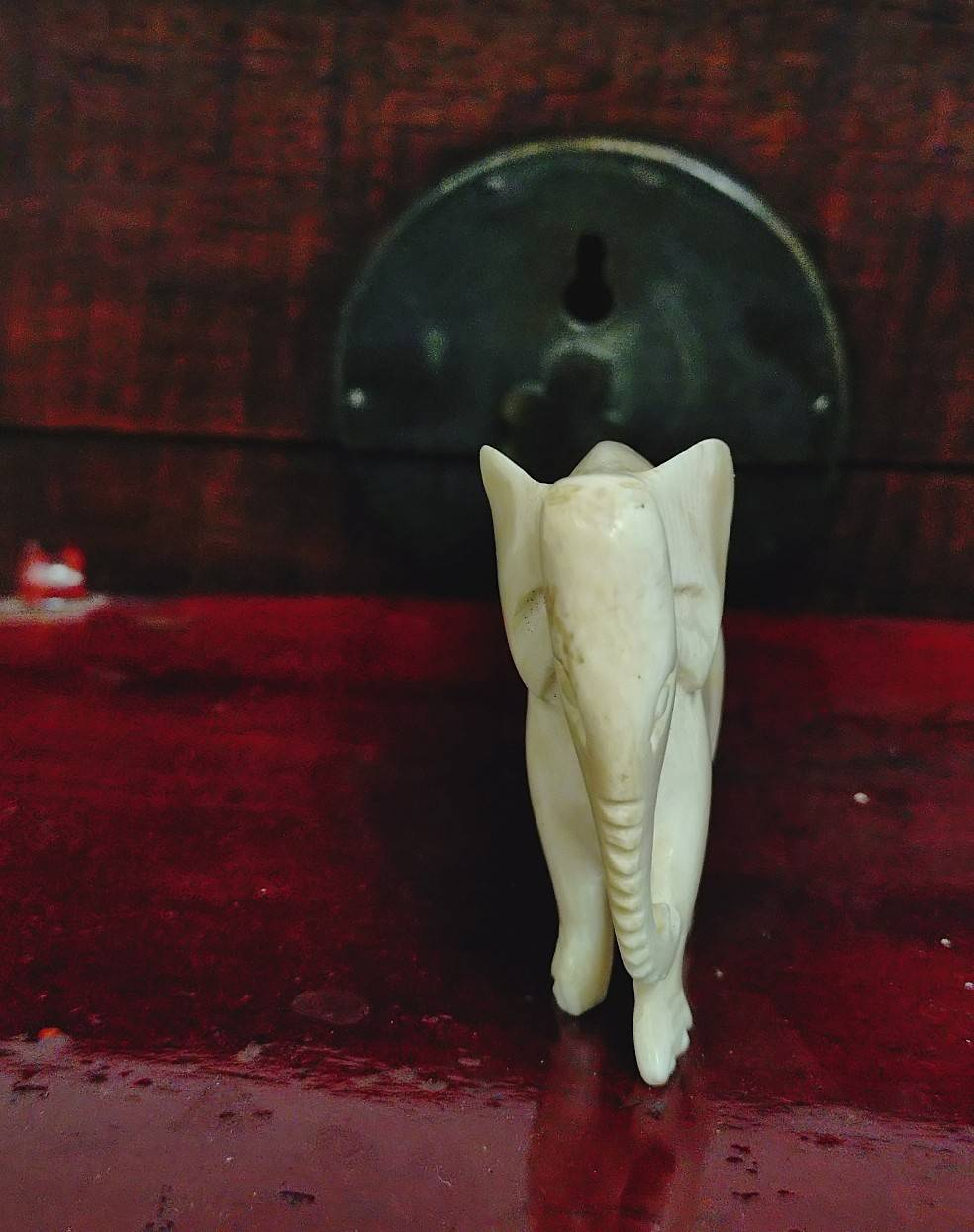 Voir photo 4 de Petite figurine d'un éléphant sculpté dans la matière noble. Petite figurine d'un éléphant sculpté dans la matière noble. Bon état reconditionné photo 4
