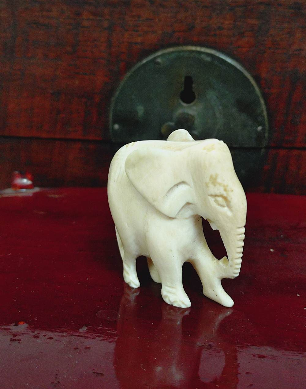Voir photo 5 de Petite figurine d'un éléphant sculpté dans la matière noble. Petite figurine d'un éléphant sculpté dans la matière noble. Bon état reconditionné photo 5