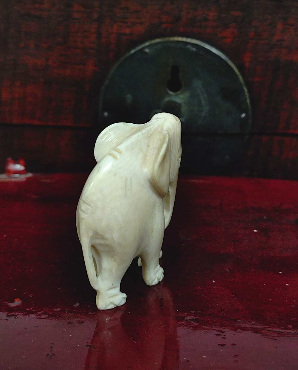 Voir photo 6 de Petite figurine d'un éléphant sculpté dans la matière noble. Petite figurine d'un éléphant sculpté dans la matière noble. Bon état reconditionné photo 6