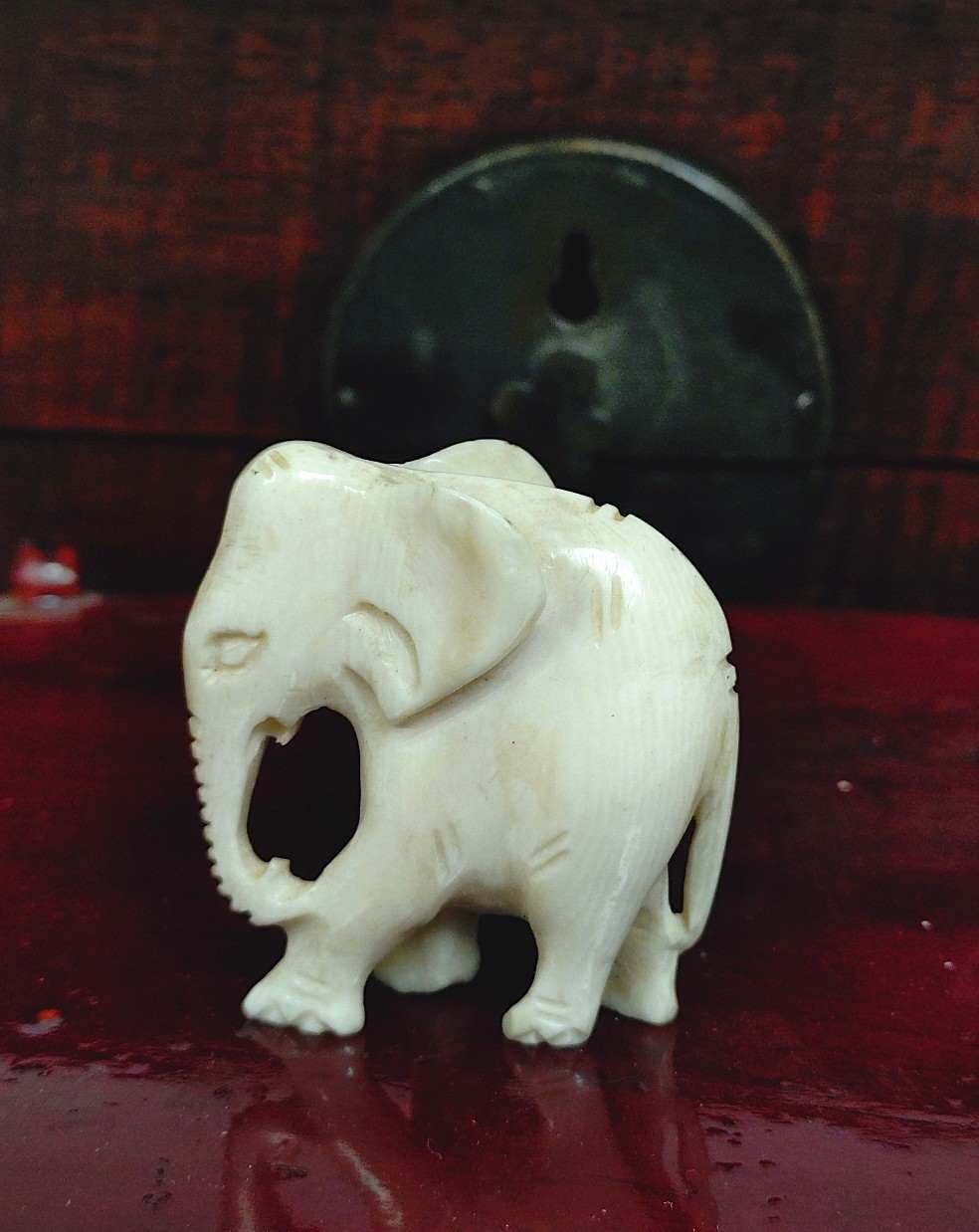 Voir photo 8 de Petite figurine d'un éléphant sculpté dans la matière noble. Petite figurine d'un éléphant sculpté dans la matière noble. Bon état reconditionné photo 8