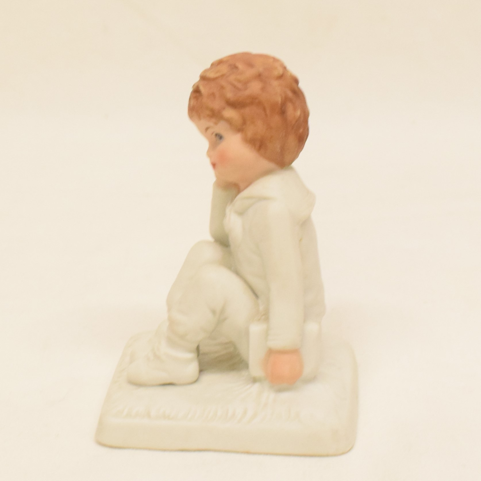 Voir photo 2 de Petite figurine en biscuit enfant assis penseur Petite figurine en biscuit enfant assis penseur État correct reconditionné photo 2