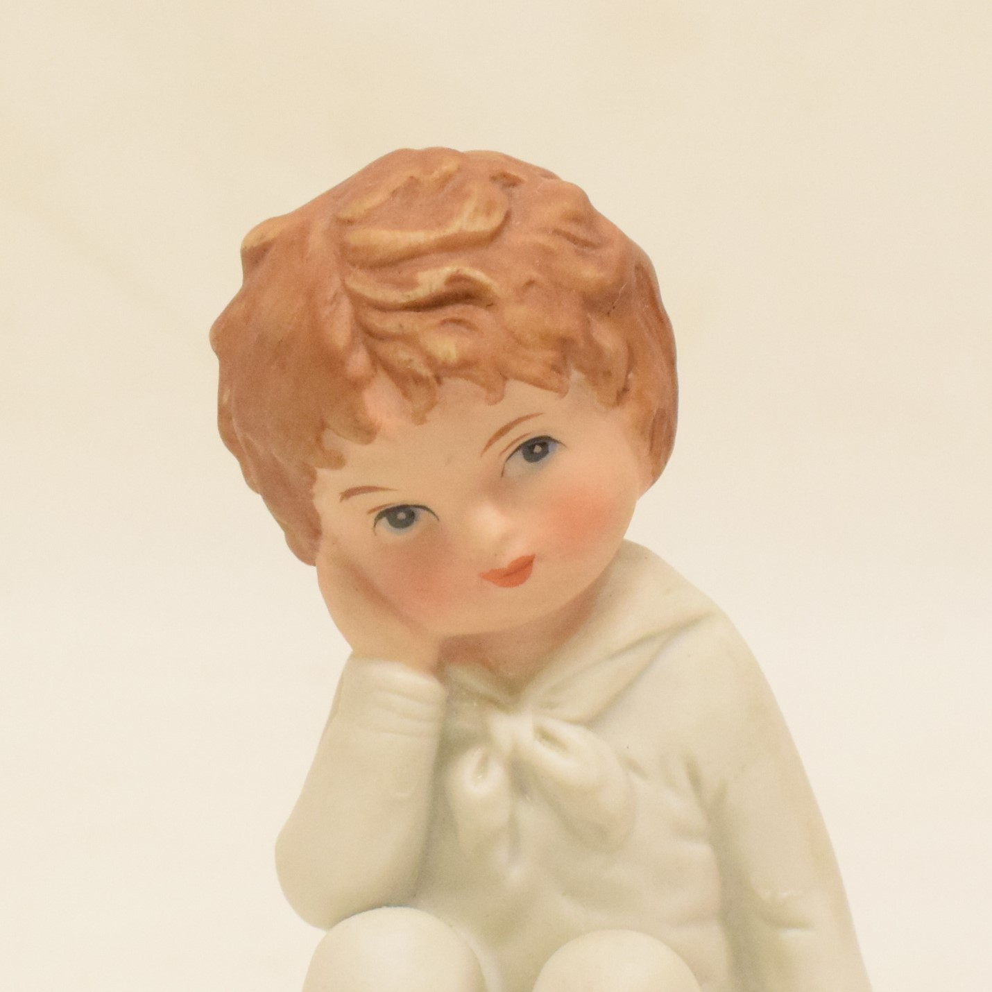Voir photo 3 de Petite figurine en biscuit enfant assis penseur Petite figurine en biscuit enfant assis penseur État correct reconditionné photo 3