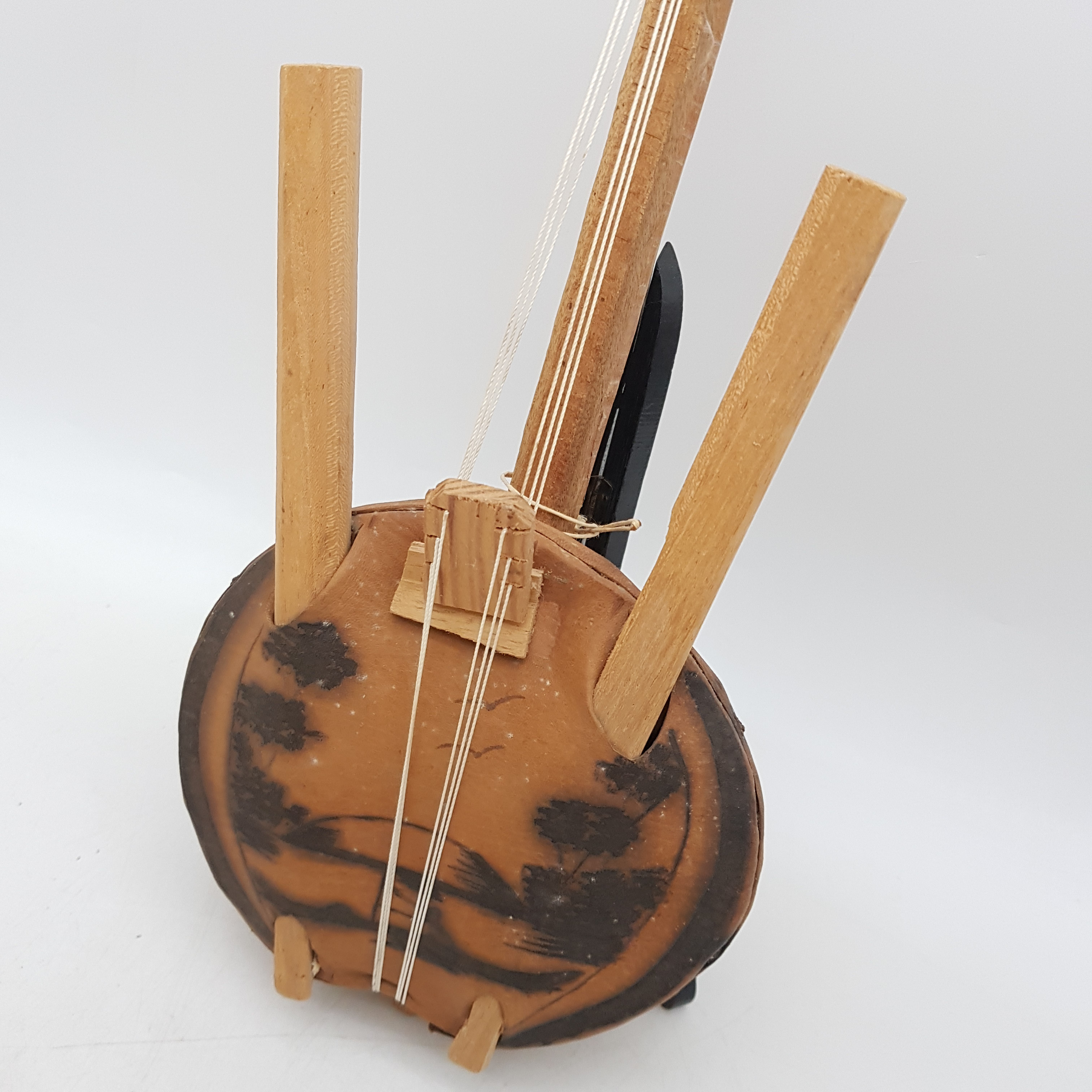 Voir photo 2 de Petite kora, harpe africaine conçue à la main Petite kora, harpe africaine conçue à la main État correct reconditionné photo 2