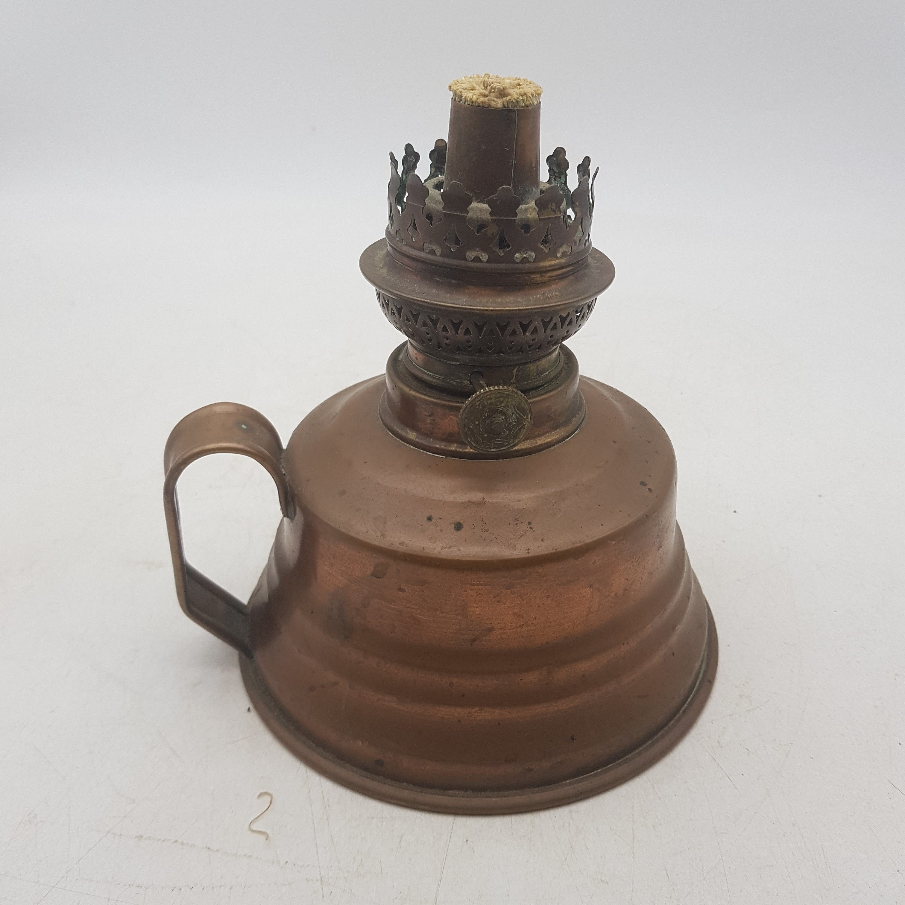 Voir photo 2 de Petite lampe en laiton à pétrole sans le verre Petite lampe en laiton à pétrole sans le verre Bon état reconditionné photo 2