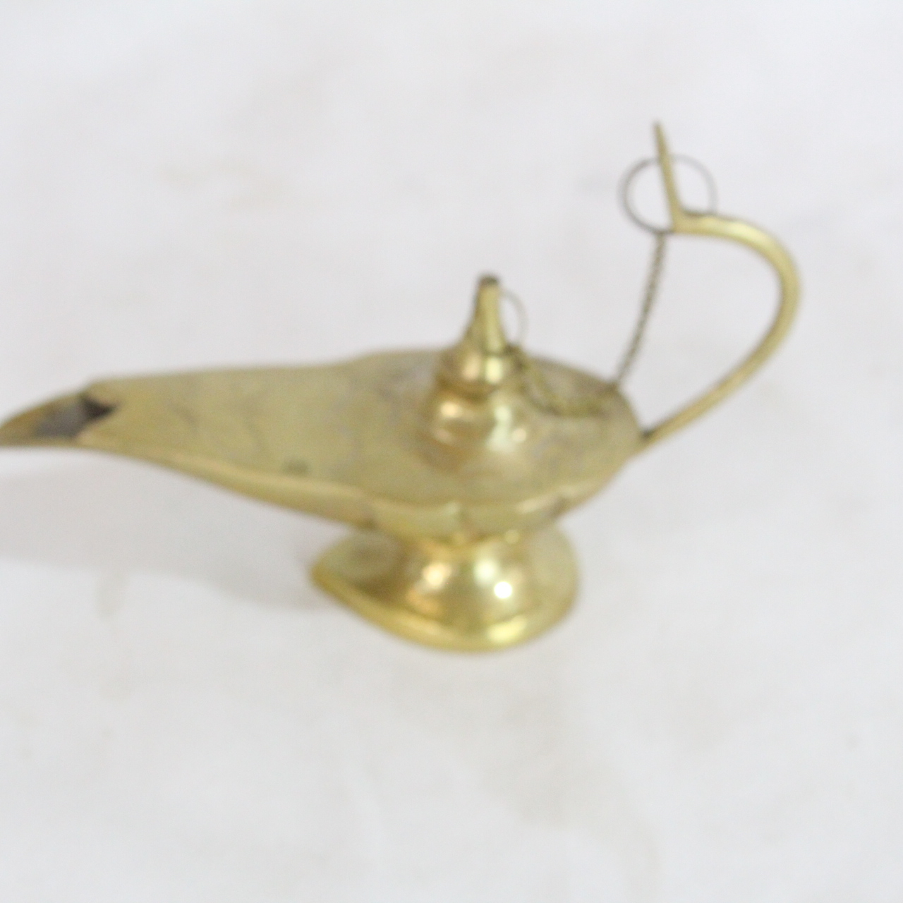 Acheter Petite lampe magique en cuivre art marocain Très bon état - 10,00 € Petite lampe magique en cuivre art marocain Très bon état reconditionné disponible sur Label Emmaüs
