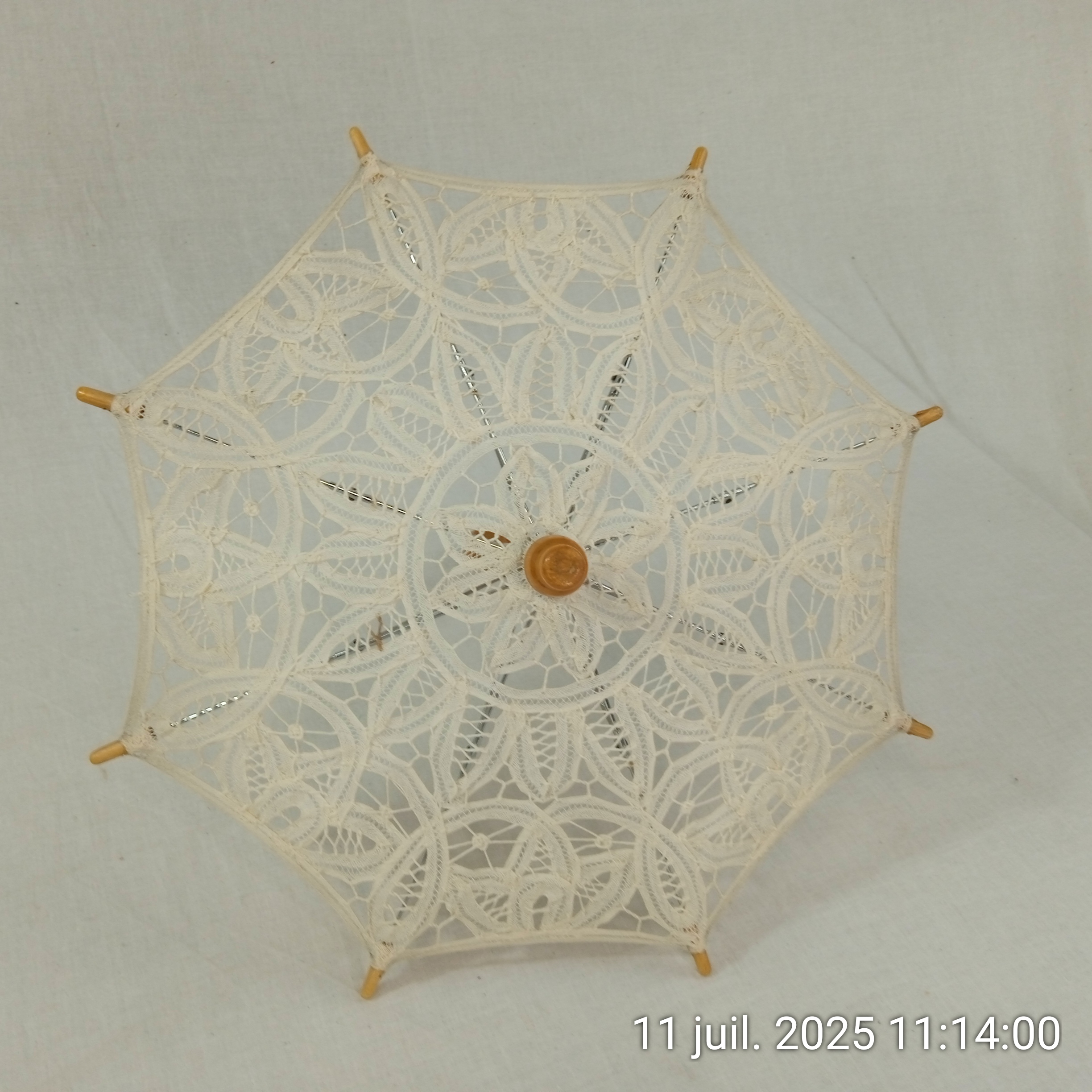 Voir photo 2 de Petite ombrelle ou parapluie poupée en dentelle Petite ombrelle ou parapluie poupée en dentelle Bon état reconditionné photo 2