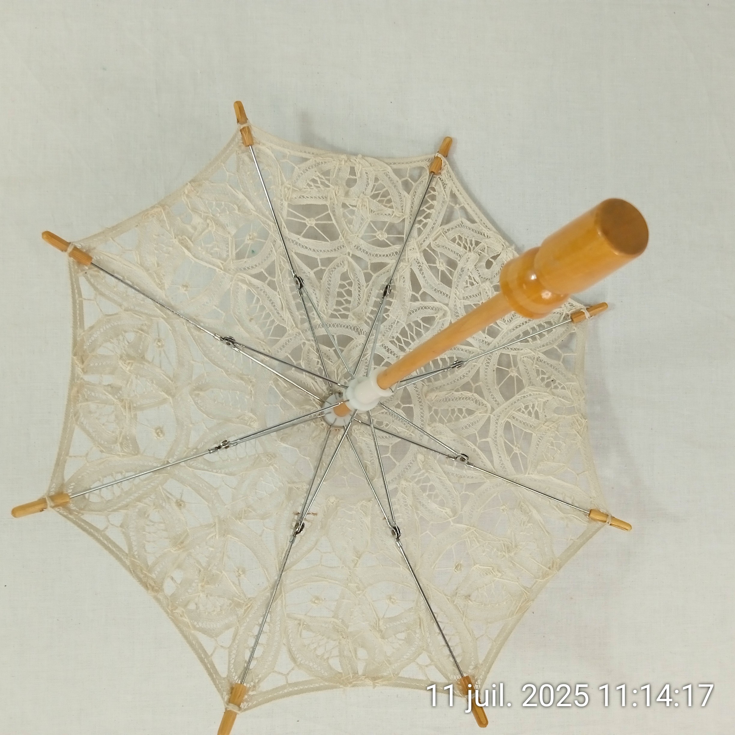 Voir photo 4 de Petite ombrelle ou parapluie poupée en dentelle Petite ombrelle ou parapluie poupée en dentelle Bon état reconditionné photo 4
