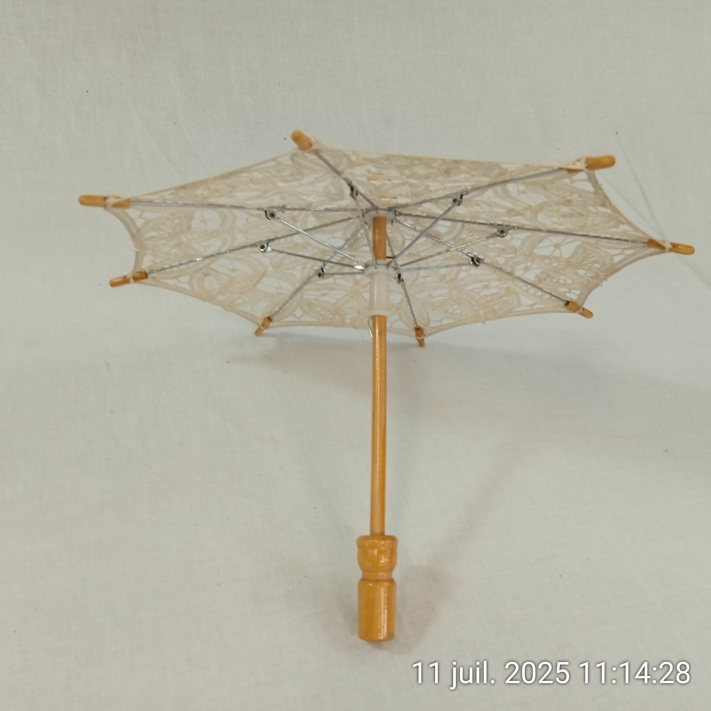Voir photo 5 de Petite ombrelle ou parapluie poupée en dentelle Petite ombrelle ou parapluie poupée en dentelle Bon état reconditionné photo 5