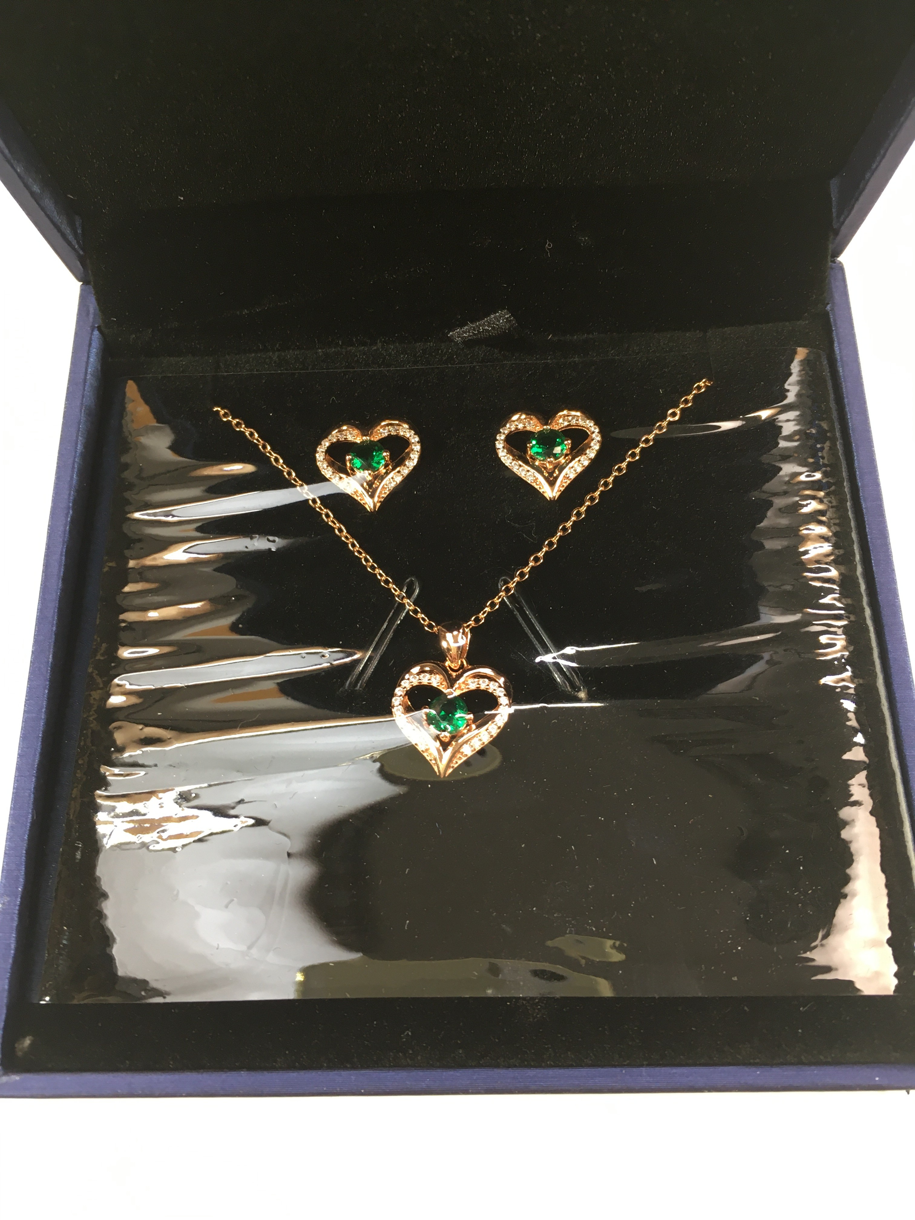Voir photo 2 de Petite parure collier + boucles d'oreilles fantaisie doré avec cœurs en crystal vert Petite parure collier + boucles d'oreilles fantaisie doré avec cœurs en crystal vert Parfait état reconditionné photo 2