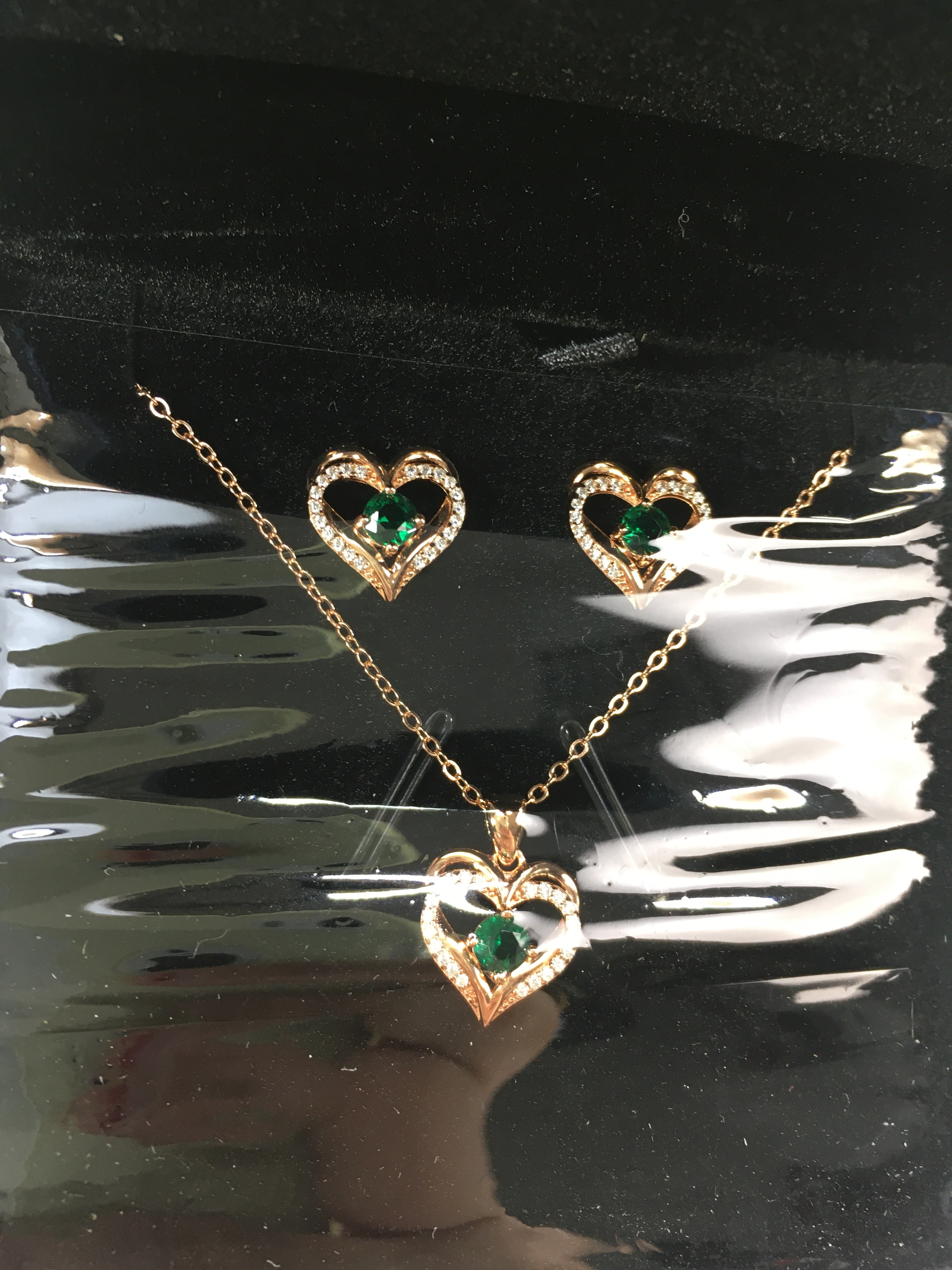 Voir photo 3 de Petite parure collier + boucles d'oreilles fantaisie doré avec cœurs en crystal vert Petite parure collier + boucles d'oreilles fantaisie doré avec cœurs en crystal vert Parfait état reconditionné photo 3