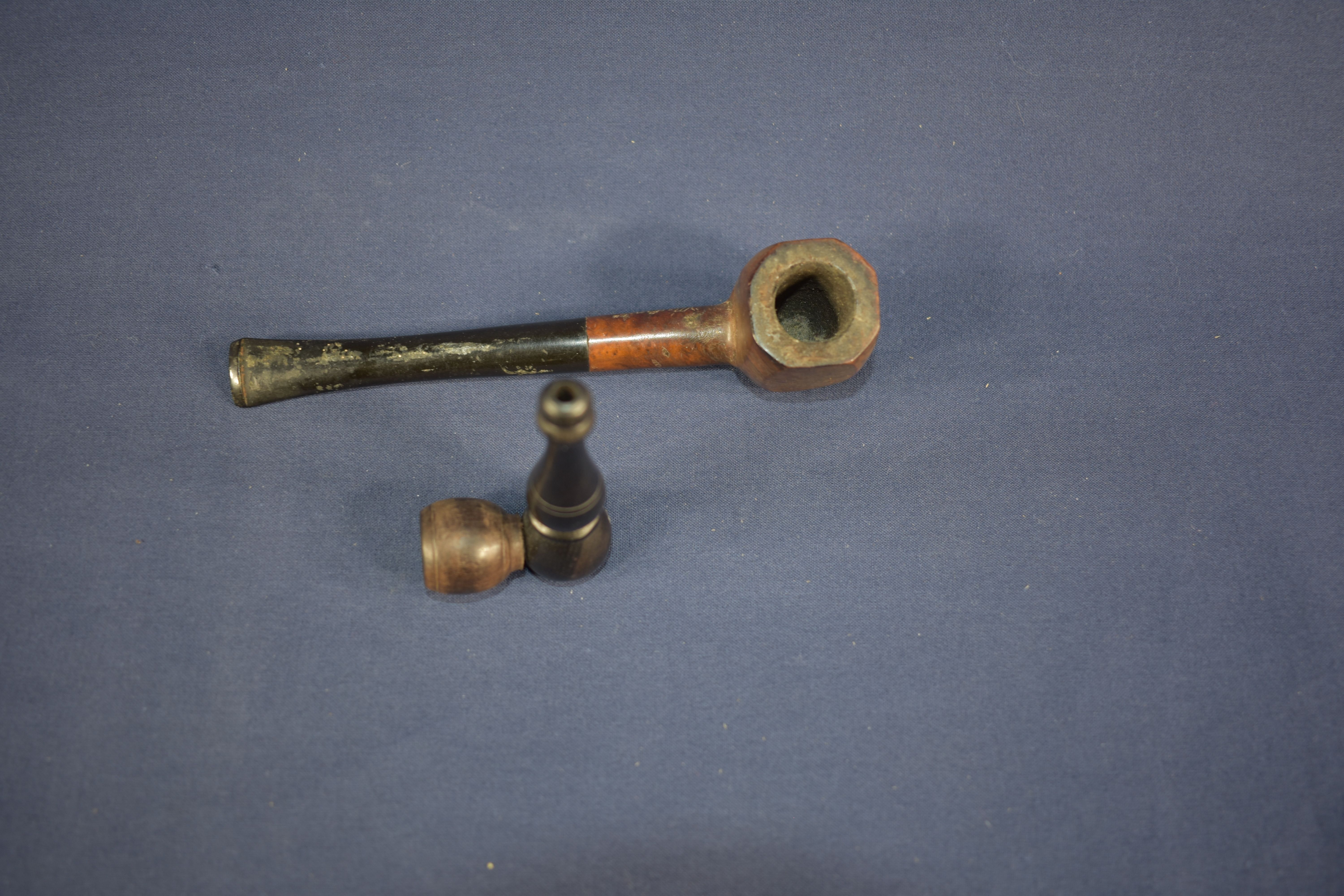 Voir photo 2 de Petite pipe a fumer en bois ( 7 cm ), + pipe en bruyère ' 14 cm ). Petite pipe a fumer en bois ( 7 cm ), + pipe en bruyère ' 14 cm ). État correct reconditionné photo 2