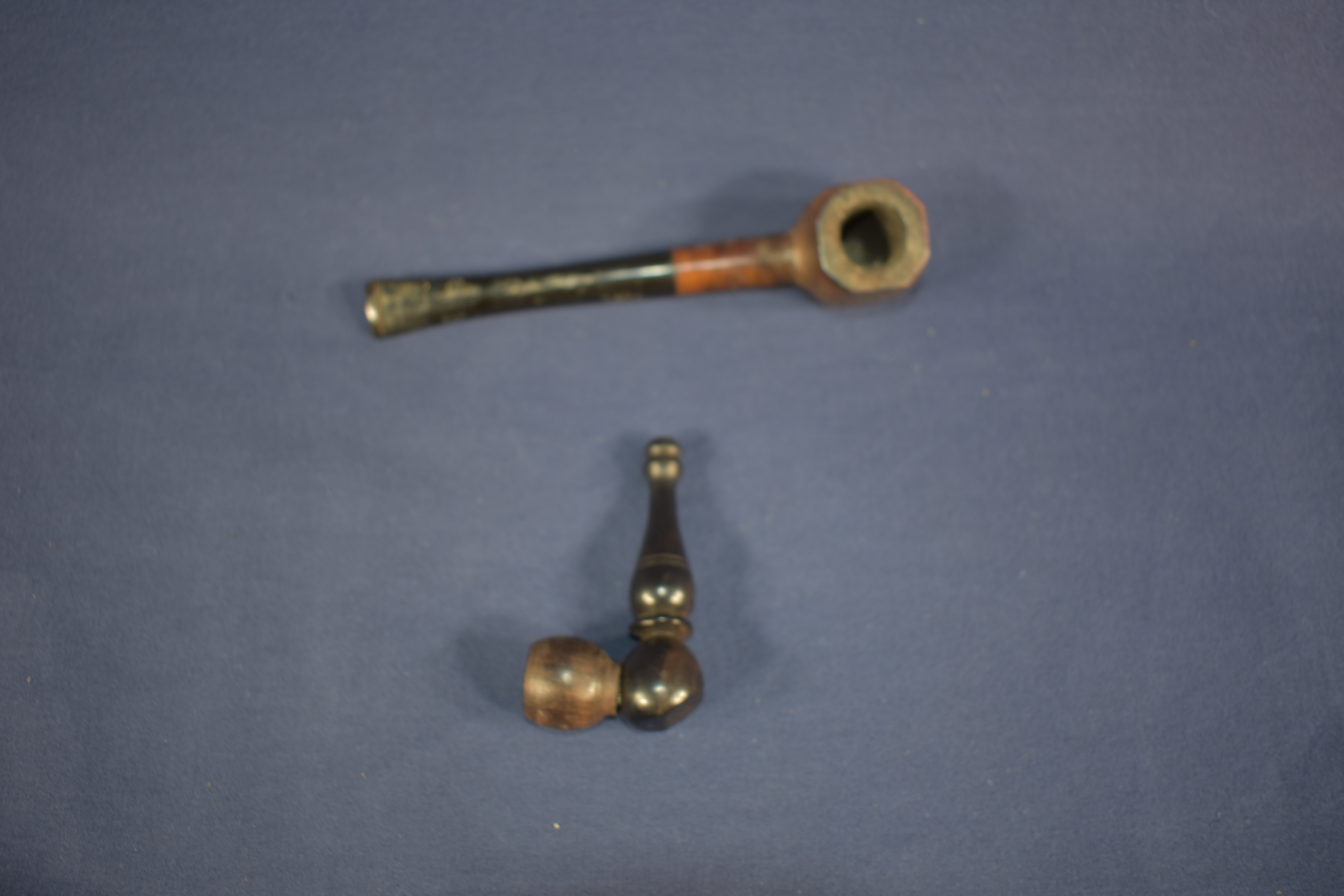 Voir photo 3 de Petite pipe a fumer en bois ( 7 cm ), + pipe en bruyère ' 14 cm ). Petite pipe a fumer en bois ( 7 cm ), + pipe en bruyère ' 14 cm ). État correct reconditionné photo 3