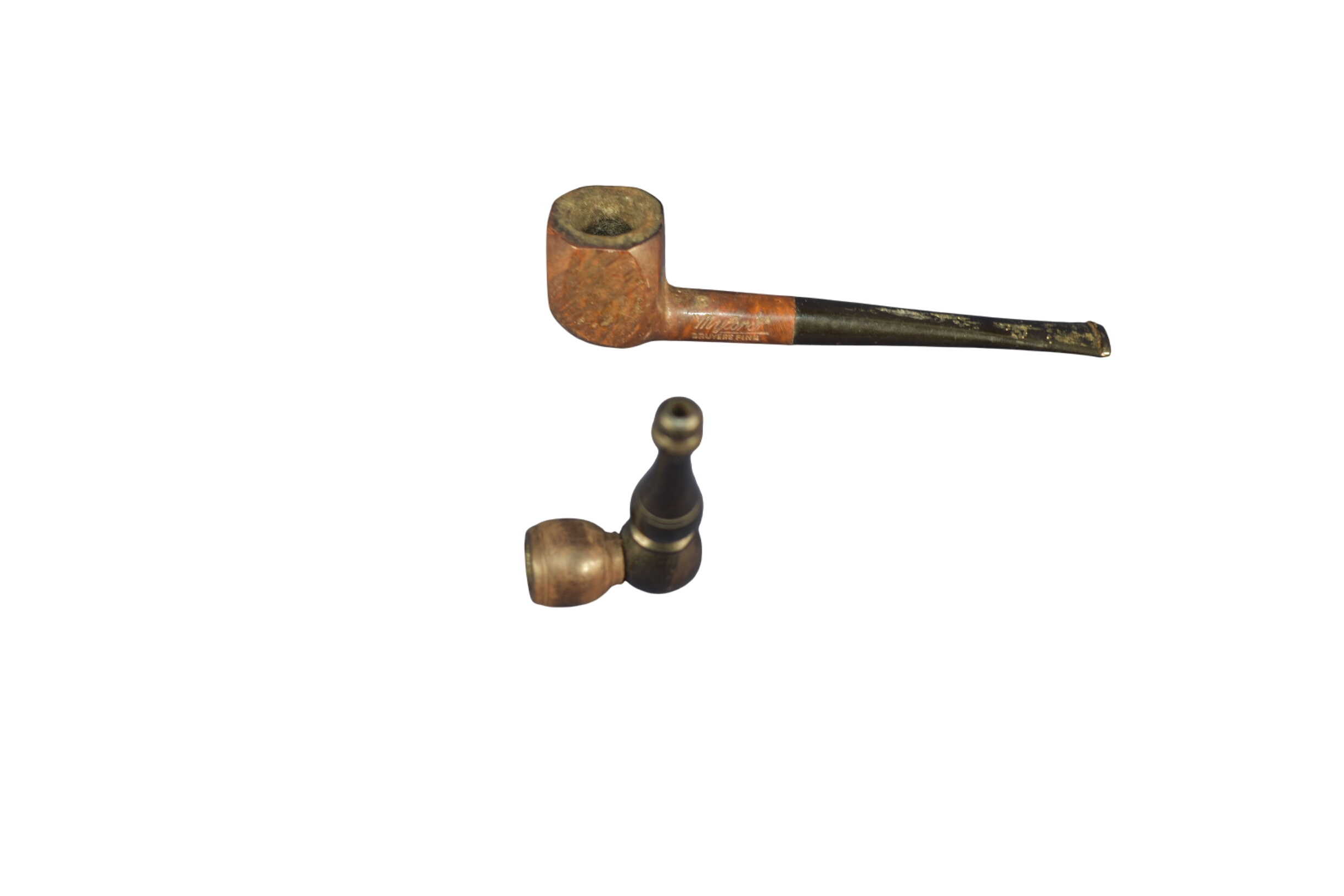 Petite pipe a fumer en bois ( 7 cm ), + pipe en bruyère ' 14 cm ). État correct - 18,00 € Petite pipe a fumer en bois ( 7 cm ), + pipe en bruyère ' 14 cm ). État correct reconditionné disponible sur Label Emmaüs