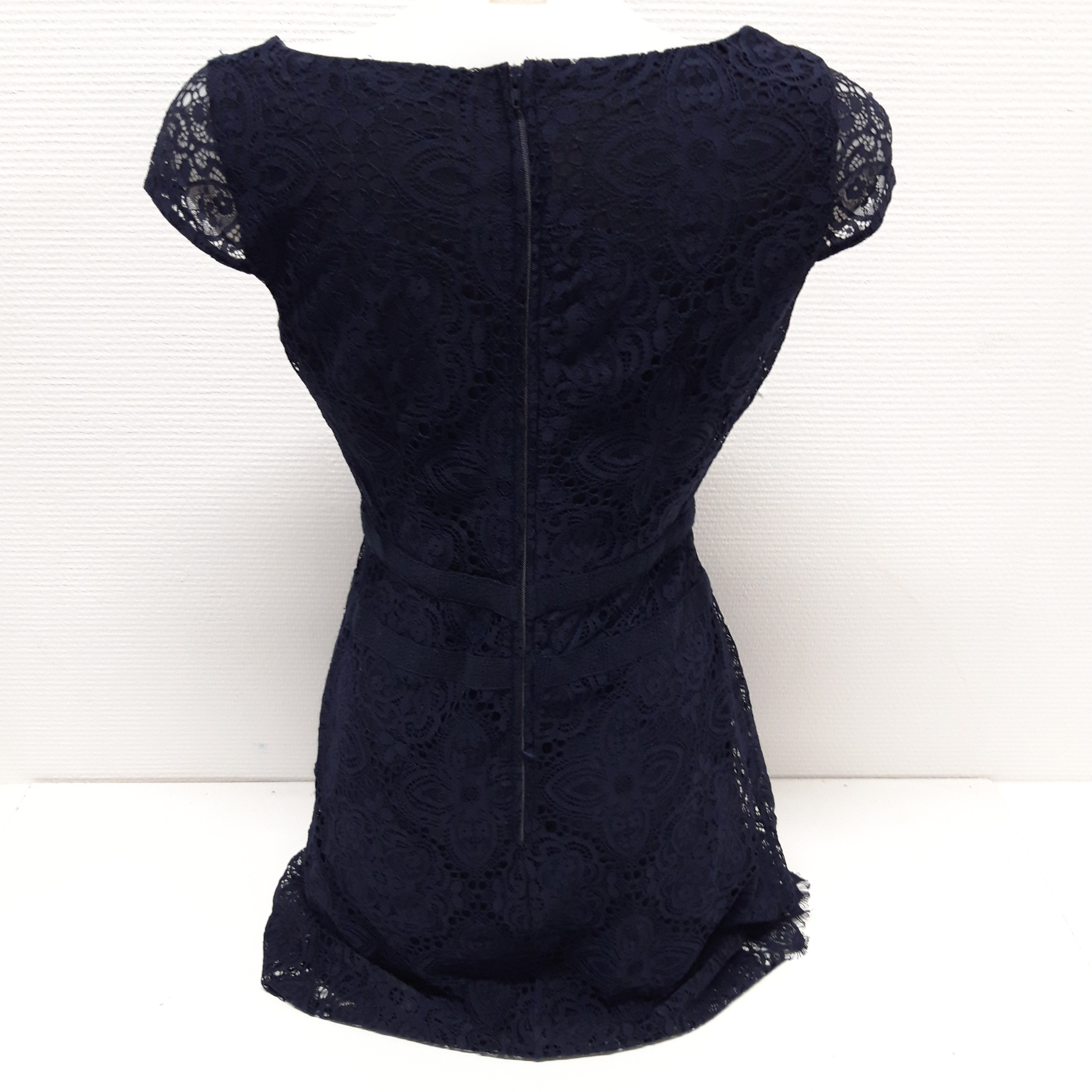 Voir photo 2 de Petite robe bleu marine,en dentelle, sans manches Naf Naf, taille 38 Petite robe bleu marine,en dentelle, sans manches Naf Naf, taille 38 Bon état reconditionné photo 2