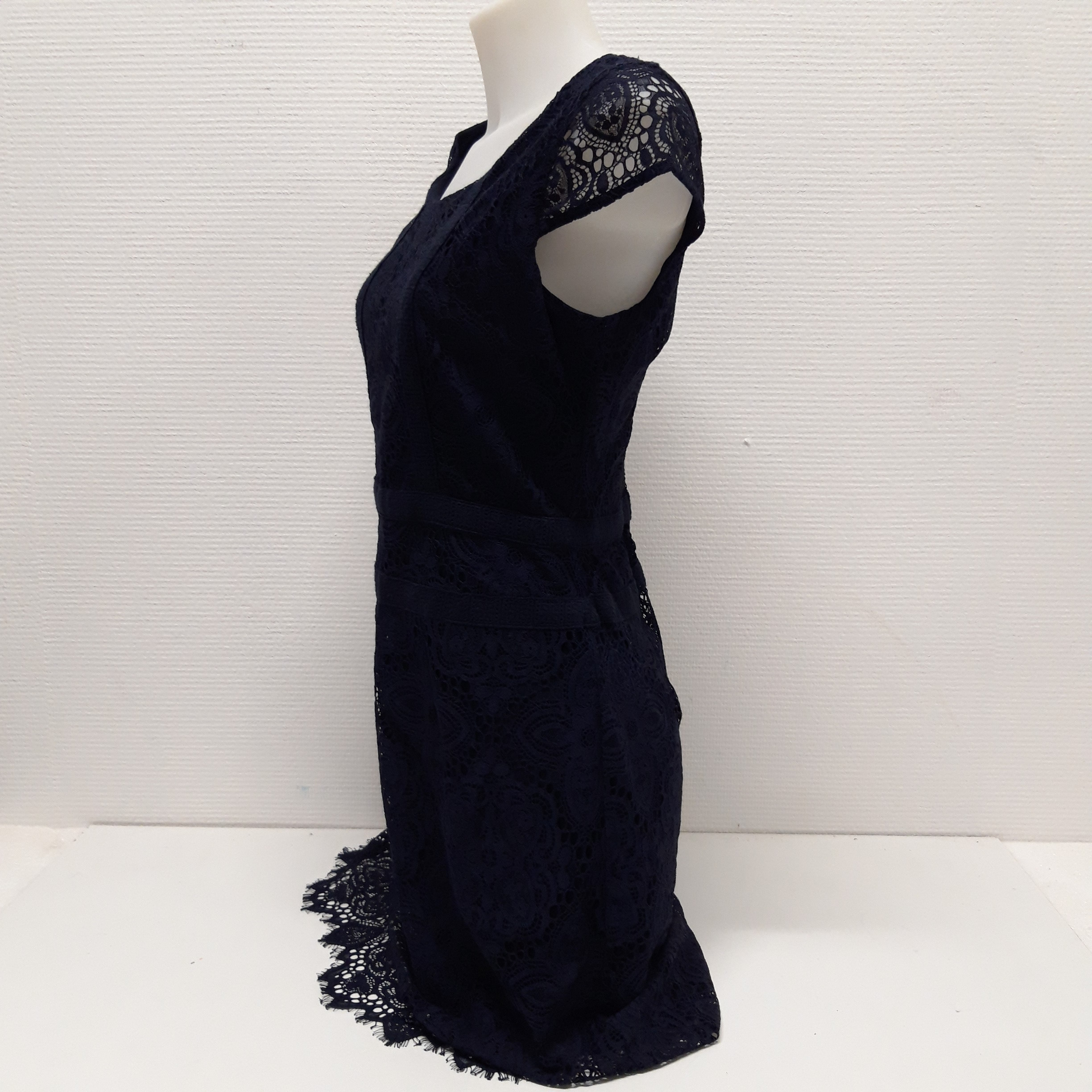 Voir photo 3 de Petite robe bleu marine,en dentelle, sans manches Naf Naf, taille 38 Petite robe bleu marine,en dentelle, sans manches Naf Naf, taille 38 Bon état reconditionné photo 3