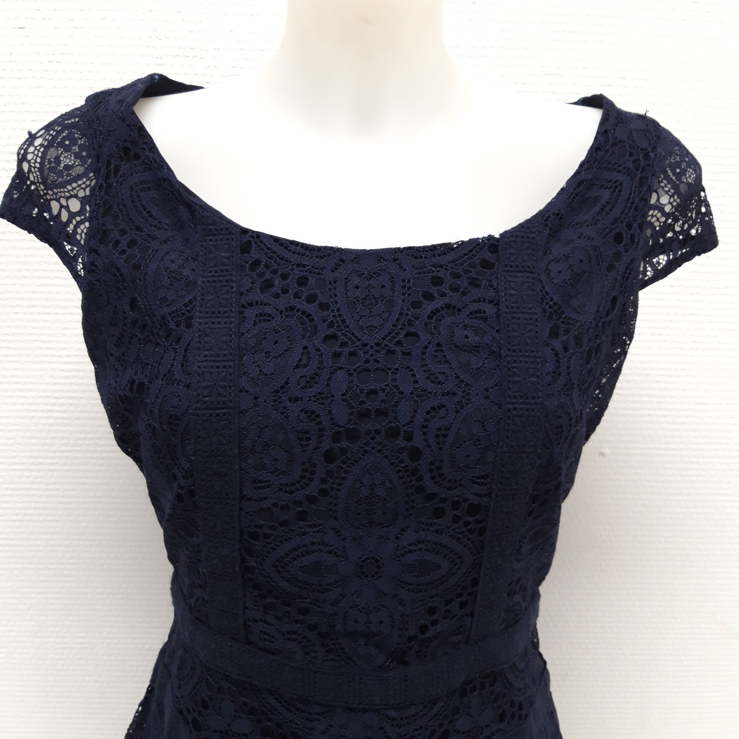 Voir photo 4 de Petite robe bleu marine,en dentelle, sans manches Naf Naf, taille 38 Petite robe bleu marine,en dentelle, sans manches Naf Naf, taille 38 Bon état reconditionné photo 4