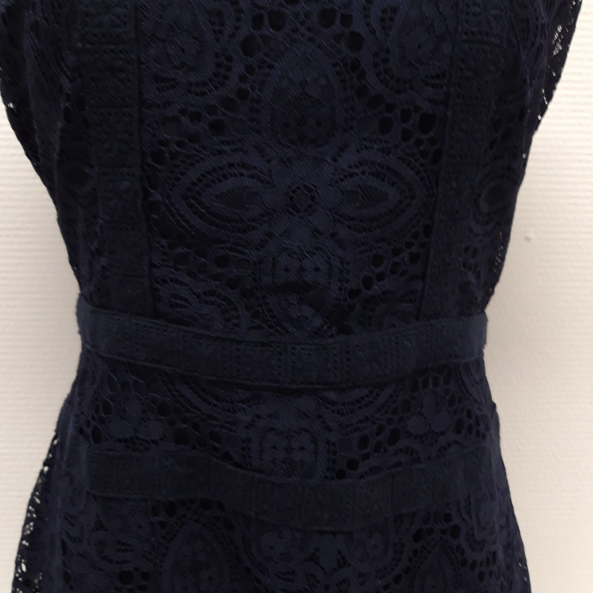 Voir photo 5 de Petite robe bleu marine,en dentelle, sans manches Naf Naf, taille 38 Petite robe bleu marine,en dentelle, sans manches Naf Naf, taille 38 Bon état reconditionné photo 5