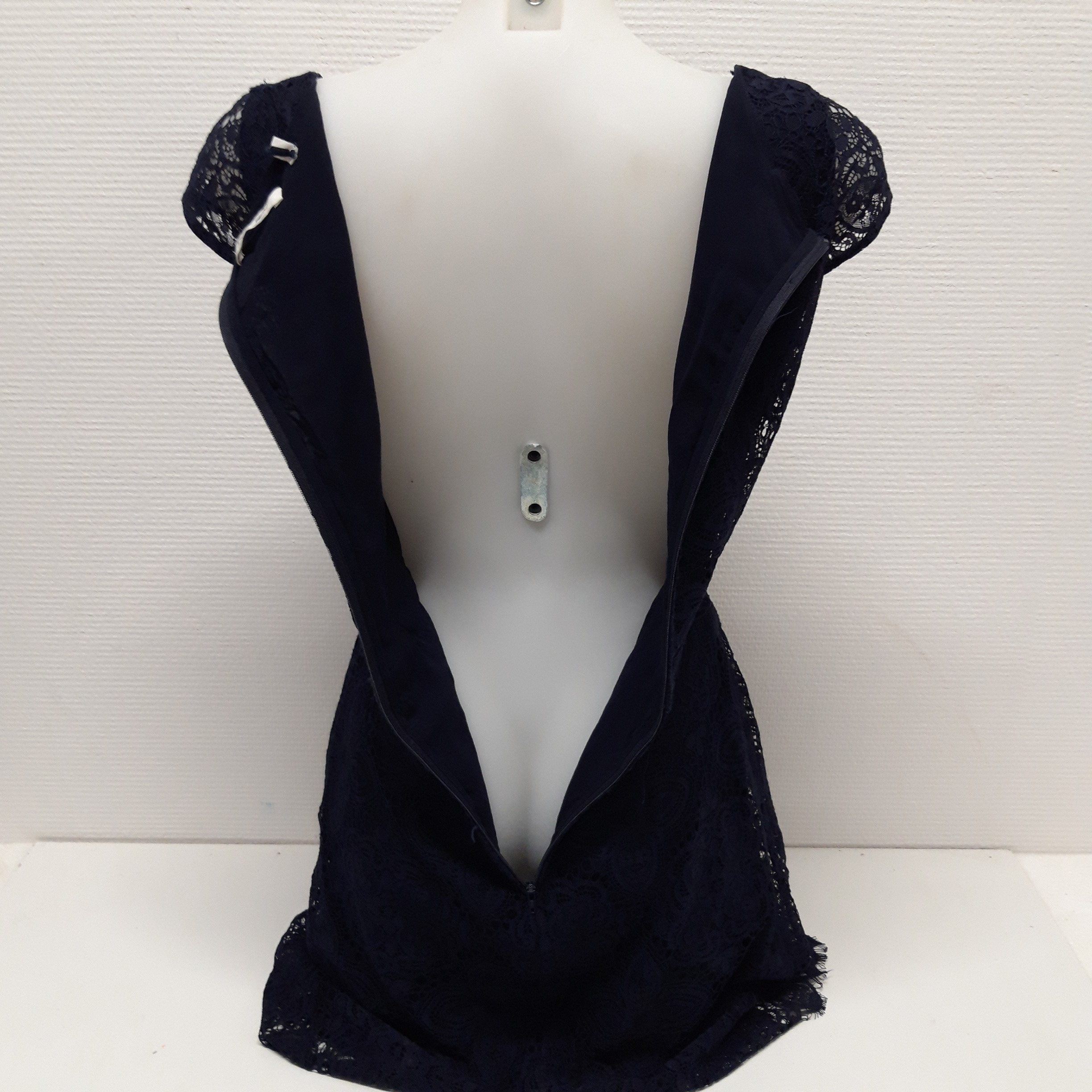Voir photo 6 de Petite robe bleu marine,en dentelle, sans manches Naf Naf, taille 38 Petite robe bleu marine,en dentelle, sans manches Naf Naf, taille 38 Bon état reconditionné photo 6