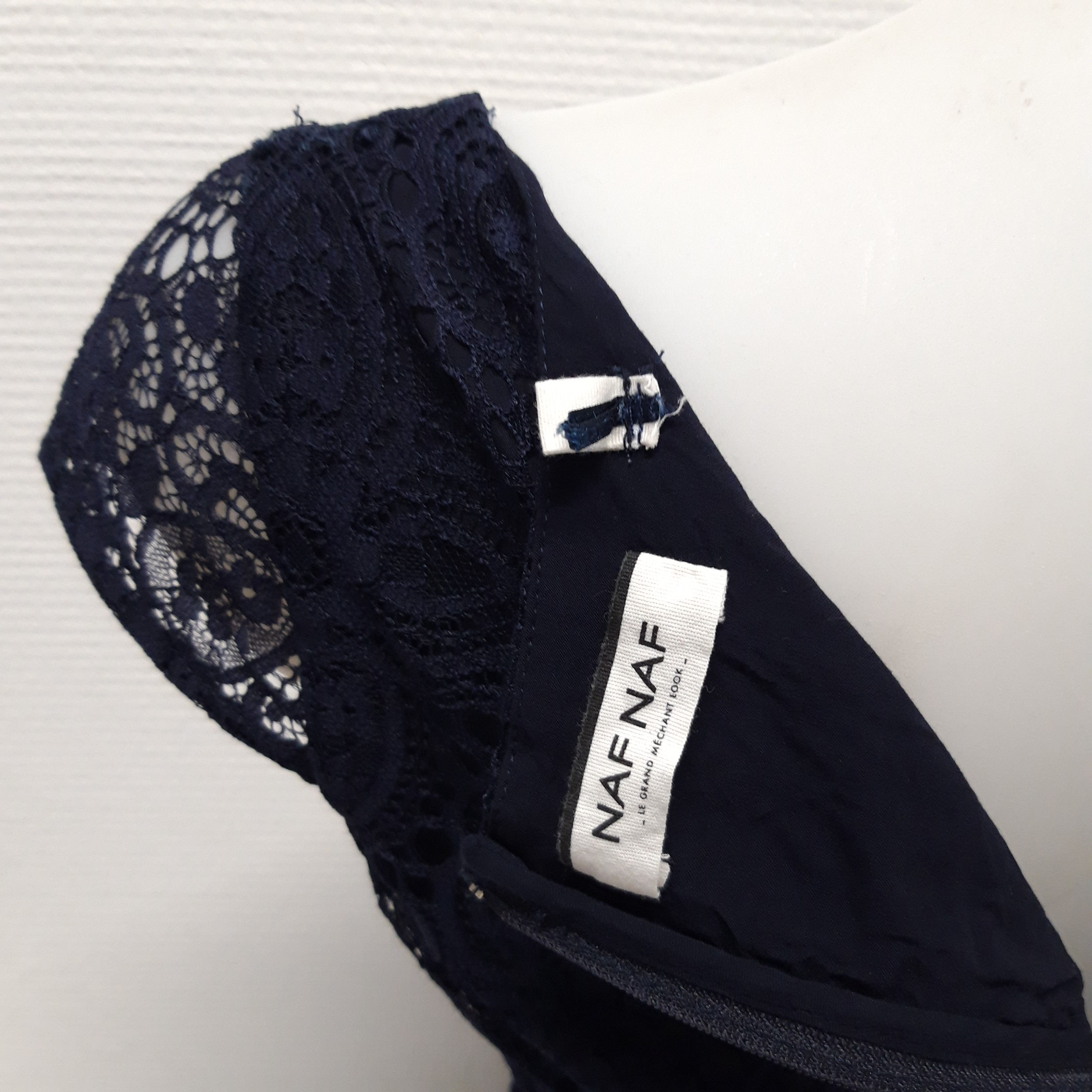 Voir photo 7 de Petite robe bleu marine,en dentelle, sans manches Naf Naf, taille 38 Petite robe bleu marine,en dentelle, sans manches Naf Naf, taille 38 Bon état reconditionné photo 7