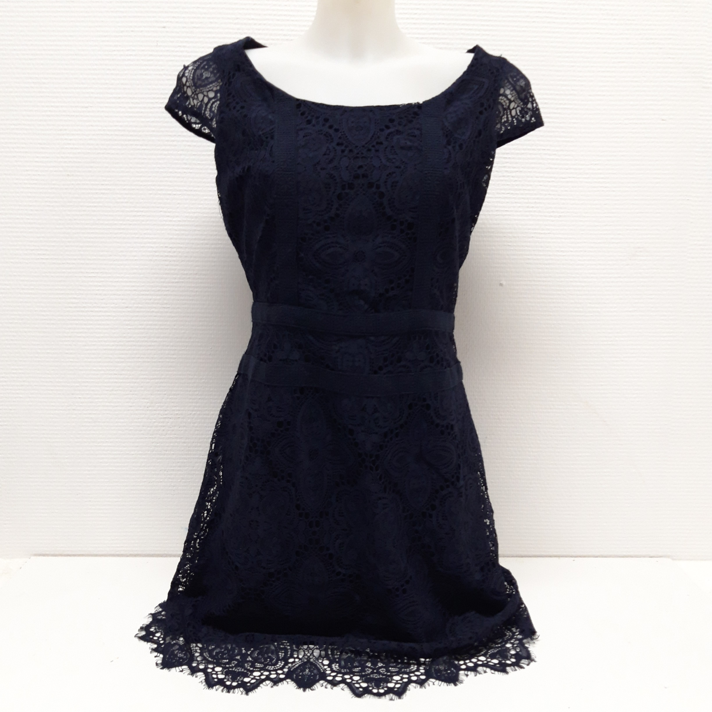 Petite robe bleu marine,en dentelle, sans manches Naf Naf, taille 38 Bon état - 15,00 € Petite robe bleu marine,en dentelle, sans manches Naf Naf, taille 38 Bon état reconditionné disponible sur Label Emmaüs