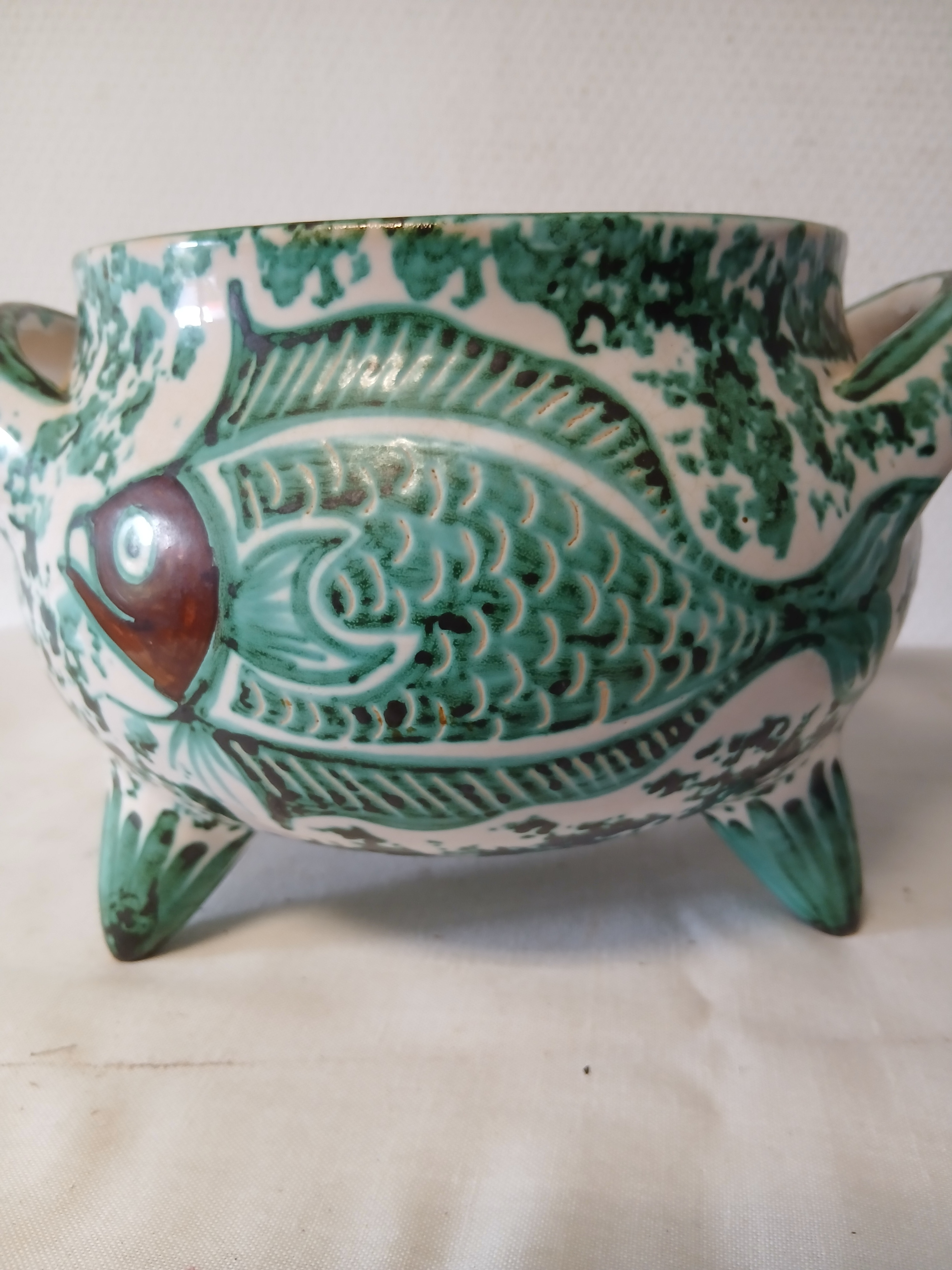 Voir photo 2 de Petite soupière trépied en porcelaine à dominance verte décorée de poissons signé VALLAURIS DAG. Petite soupière trépied en porcelaine à dominance verte décorée de poissons signé VALLAURIS DAG. Bon état reconditionné photo 2