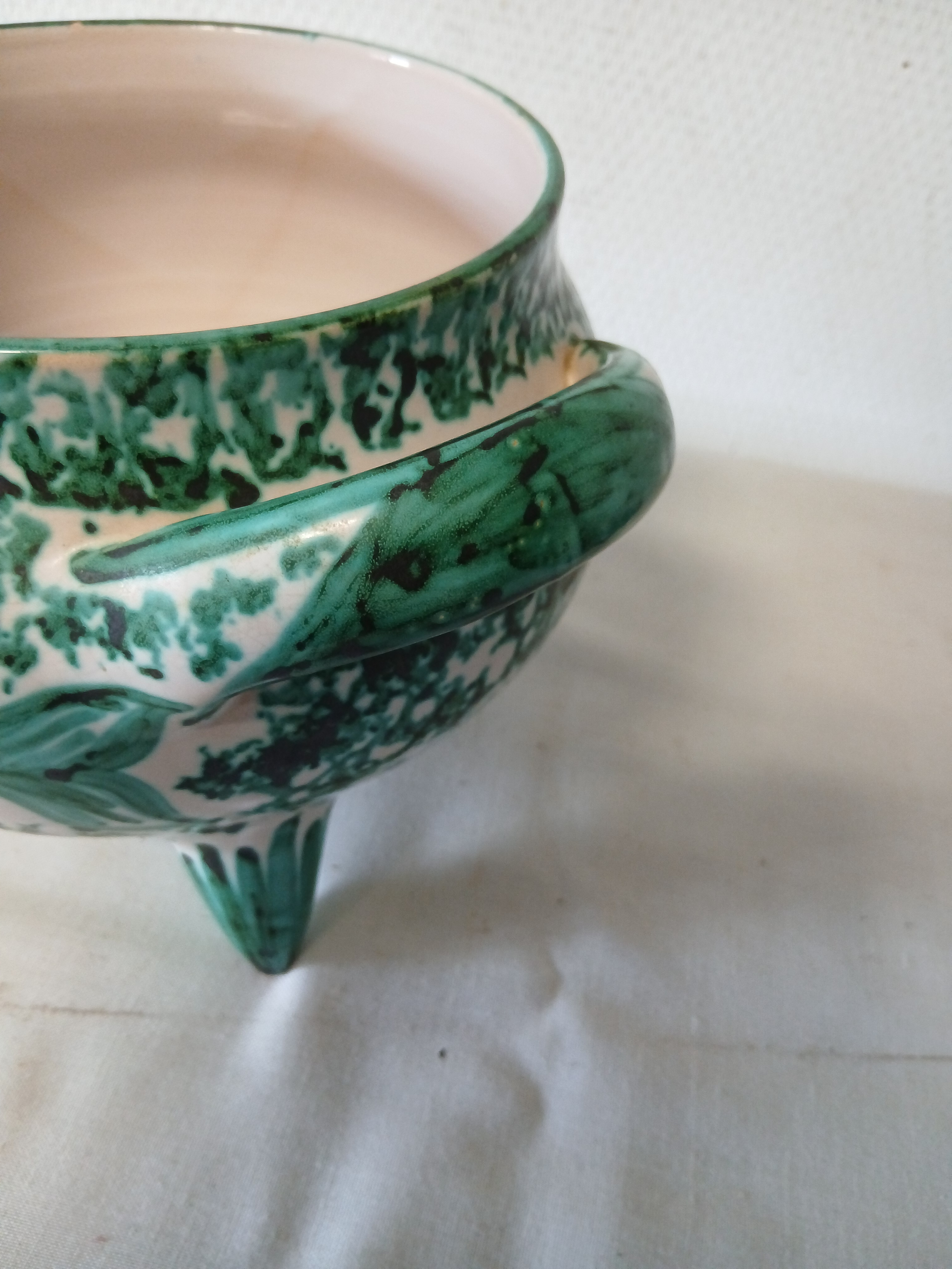 Voir photo 3 de Petite soupière trépied en porcelaine à dominance verte décorée de poissons signé VALLAURIS DAG. Petite soupière trépied en porcelaine à dominance verte décorée de poissons signé VALLAURIS DAG. Bon état reconditionné photo 3
