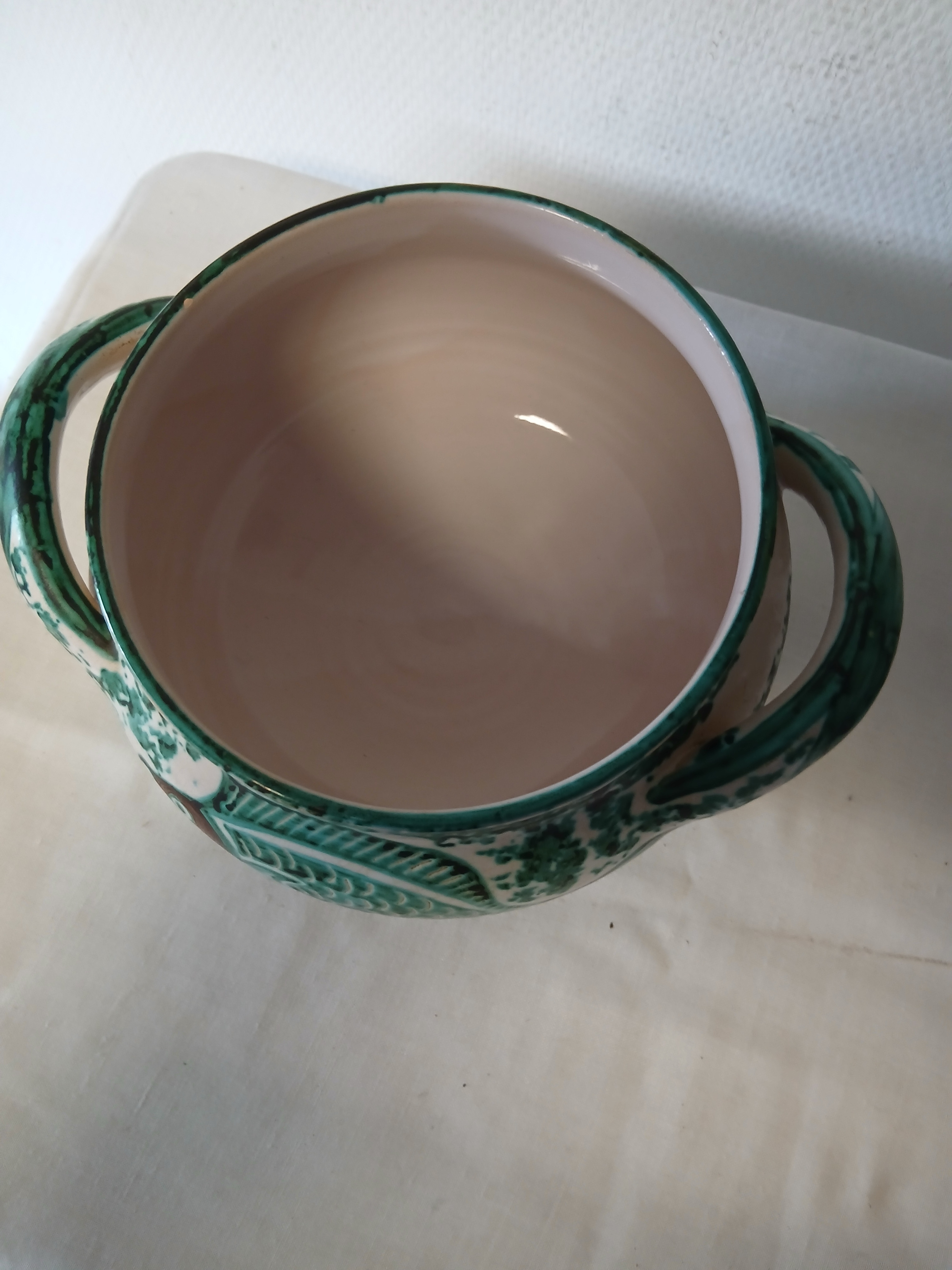 Voir photo 4 de Petite soupière trépied en porcelaine à dominance verte décorée de poissons signé VALLAURIS DAG. Petite soupière trépied en porcelaine à dominance verte décorée de poissons signé VALLAURIS DAG. Bon état reconditionné photo 4