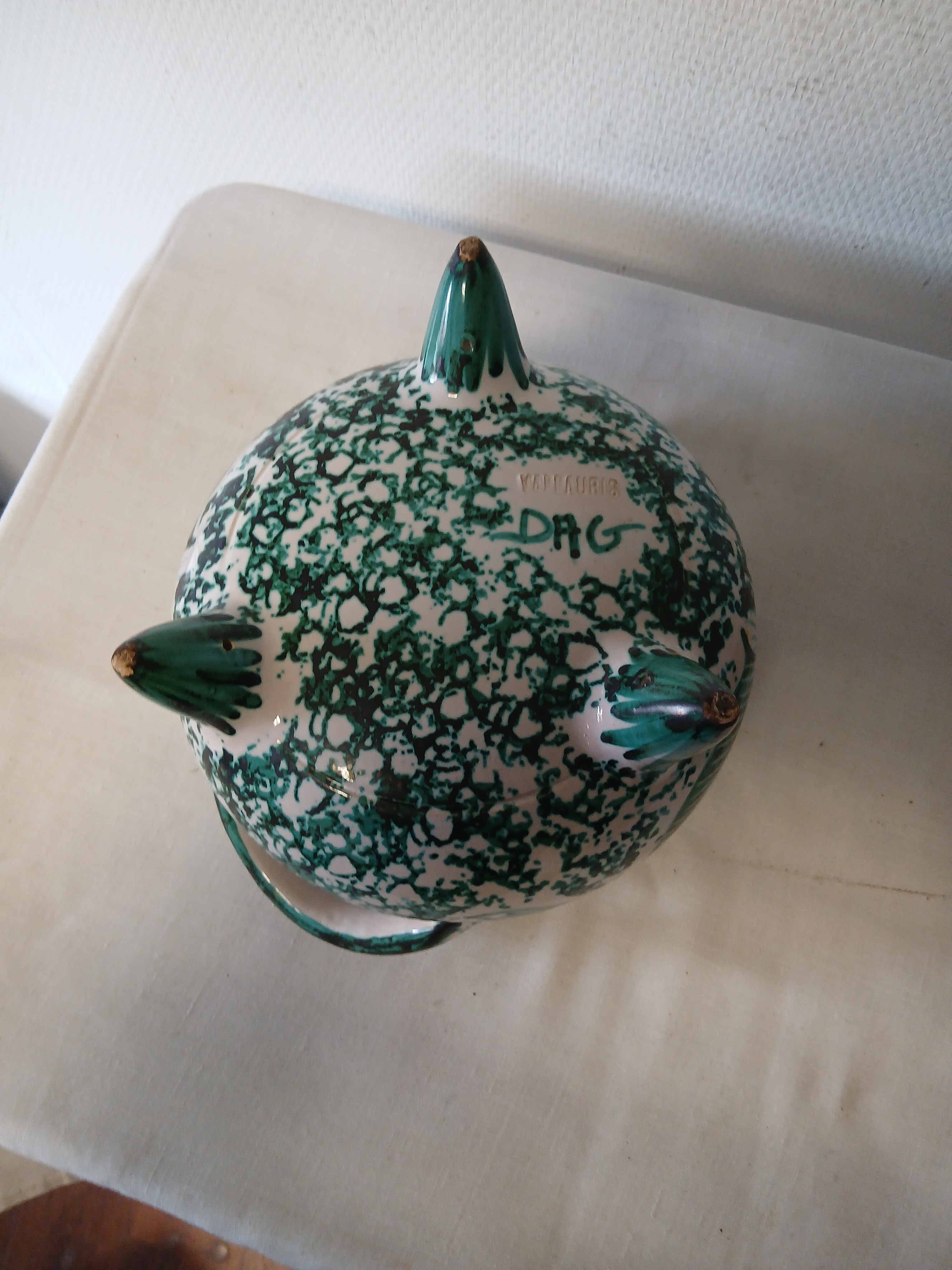 Voir photo 5 de Petite soupière trépied en porcelaine à dominance verte décorée de poissons signé VALLAURIS DAG. Petite soupière trépied en porcelaine à dominance verte décorée de poissons signé VALLAURIS DAG. Bon état reconditionné photo 5