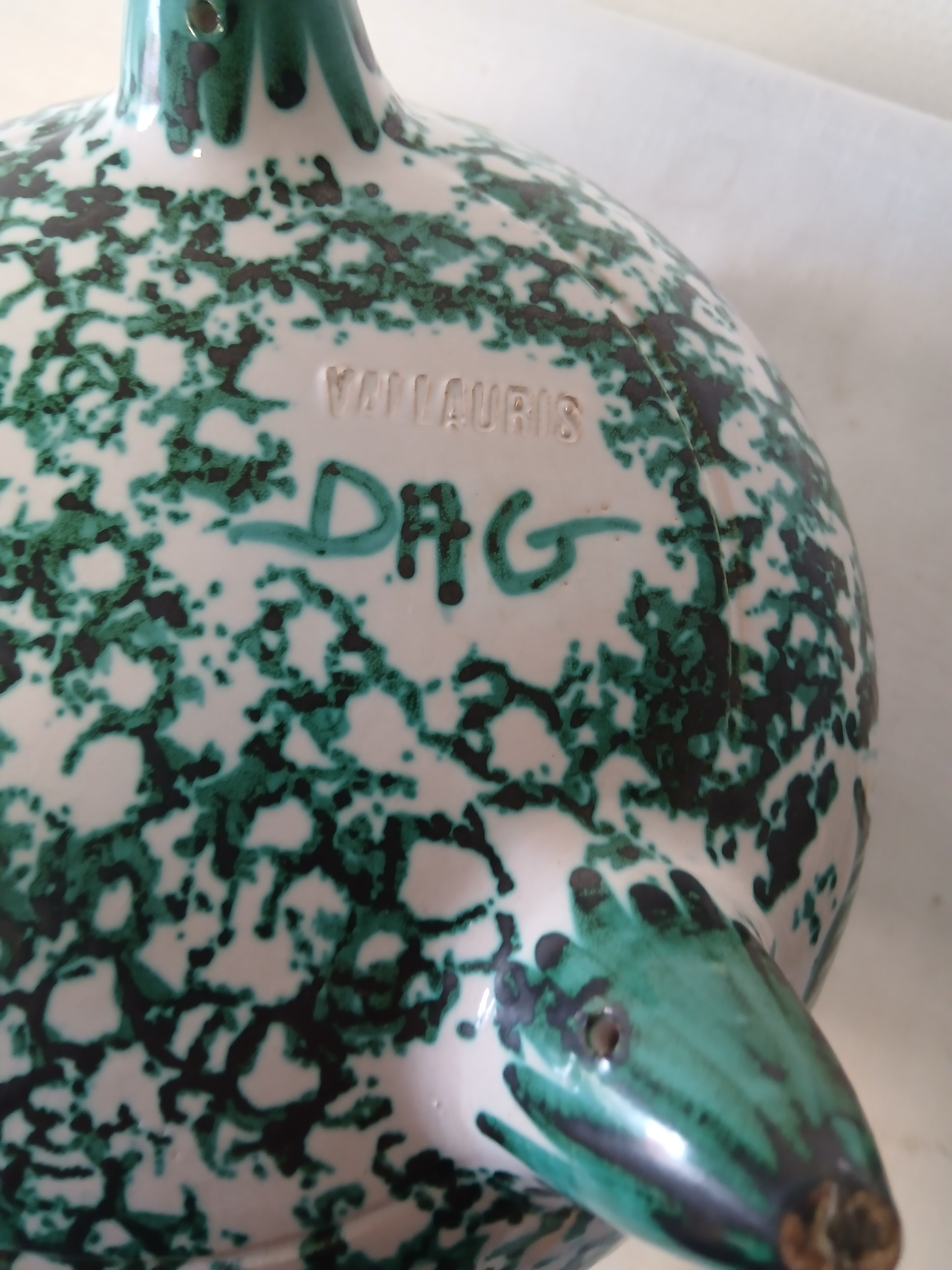Voir photo 6 de Petite soupière trépied en porcelaine à dominance verte décorée de poissons signé VALLAURIS DAG. Petite soupière trépied en porcelaine à dominance verte décorée de poissons signé VALLAURIS DAG. Bon état reconditionné photo 6