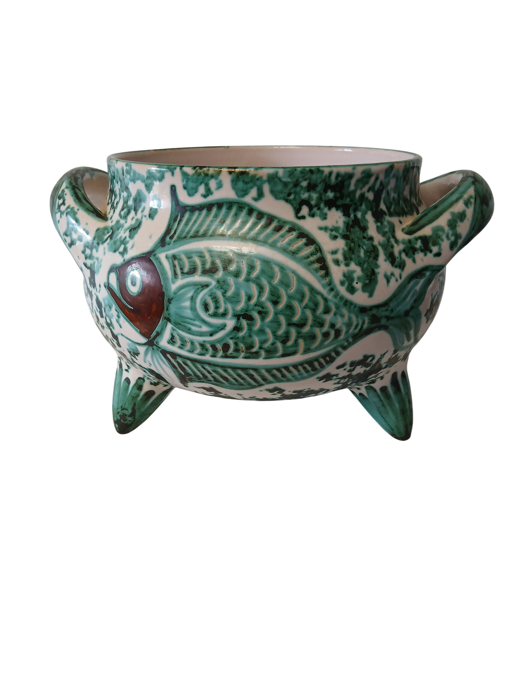 Petite soupière trépied en porcelaine à dominance verte décorée de poissons signé VALLAURIS DAG. Bon état - 40,00 € Petite soupière trépied en porcelaine à dominance verte décorée de poissons signé VALLAURIS DAG. Bon état reconditionné disponible sur Label Emmaüs