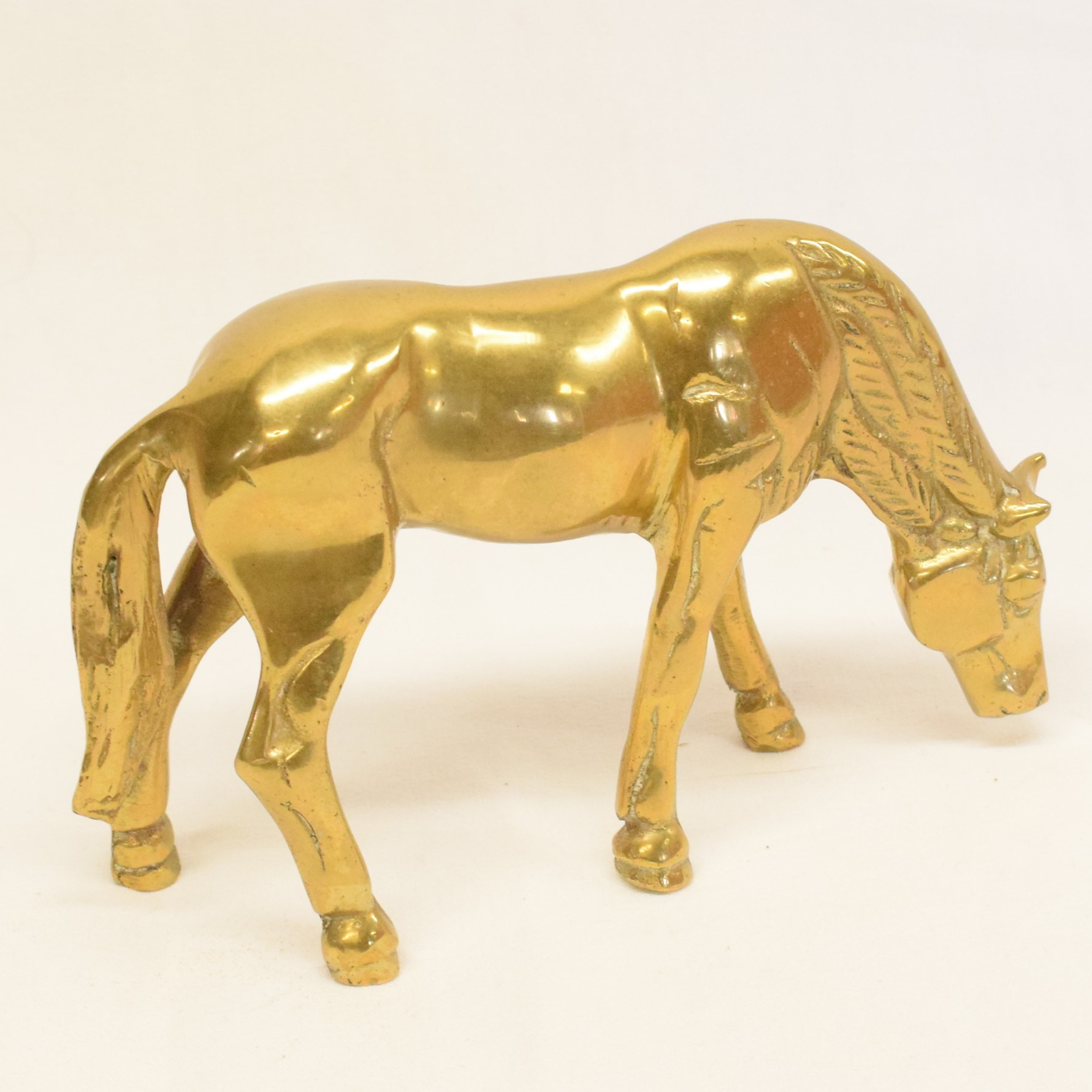 Voir photo 2 de Petite statuette en laiton doré représentant un cheval qui broute Petite statuette en laiton doré représentant un cheval qui broute Bon état reconditionné photo 2