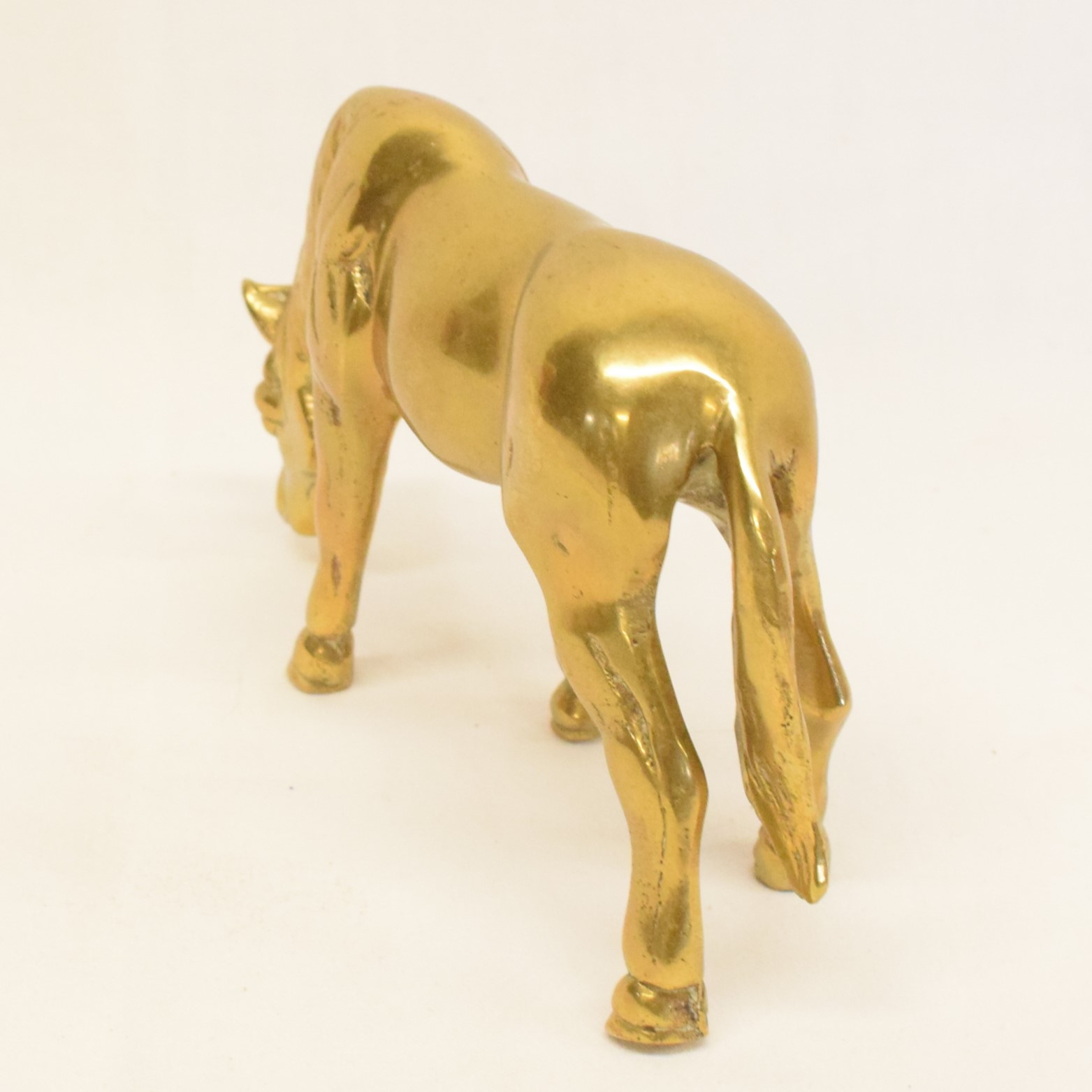 Voir photo 3 de Petite statuette en laiton doré représentant un cheval qui broute Petite statuette en laiton doré représentant un cheval qui broute Bon état reconditionné photo 3