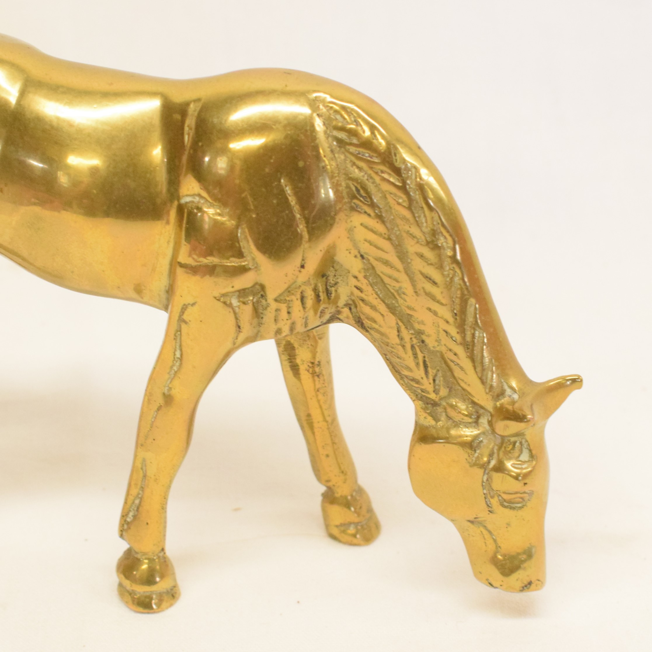 Voir photo 4 de Petite statuette en laiton doré représentant un cheval qui broute Petite statuette en laiton doré représentant un cheval qui broute Bon état reconditionné photo 4