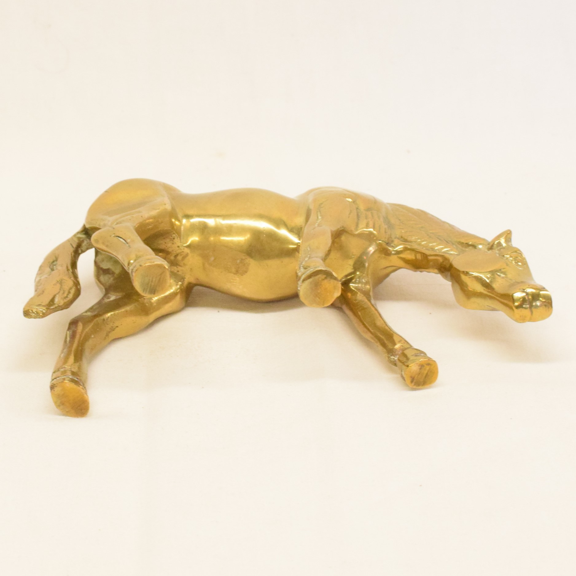 Voir photo 5 de Petite statuette en laiton doré représentant un cheval qui broute Petite statuette en laiton doré représentant un cheval qui broute Bon état reconditionné photo 5