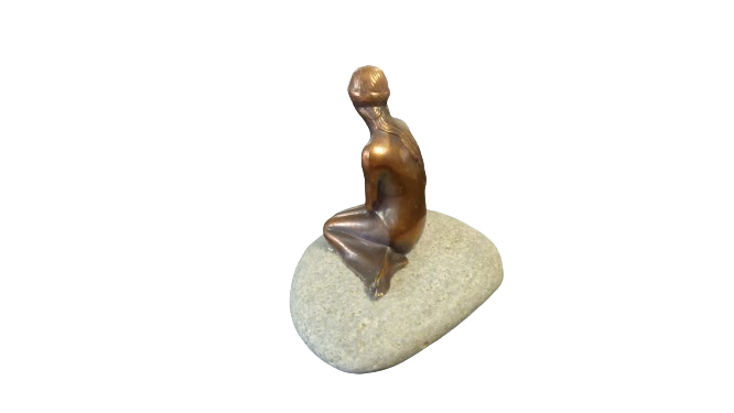 Voir photo 4 de Petite statuette en métal imitation bronze Sirène de Copenhague sur un rocher Petite statuette en métal imitation bronze Sirène de Copenhague sur un rocher Bon état reconditionné photo 4