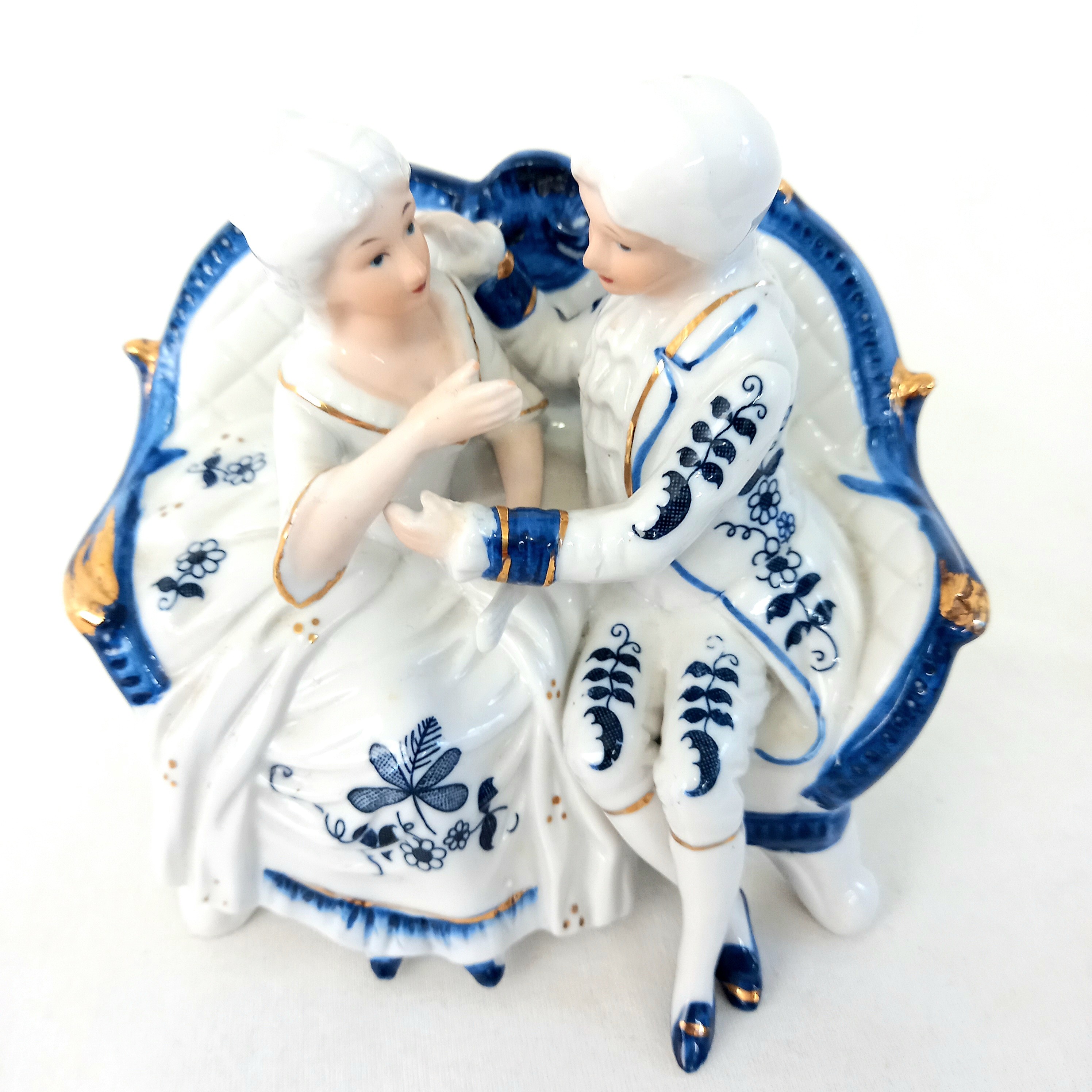 Voir photo 2 de Petite statuette en porcelaine représentant un couple sur sofa Petite statuette en porcelaine représentant un couple sur sofa Très bon état reconditionné photo 2
