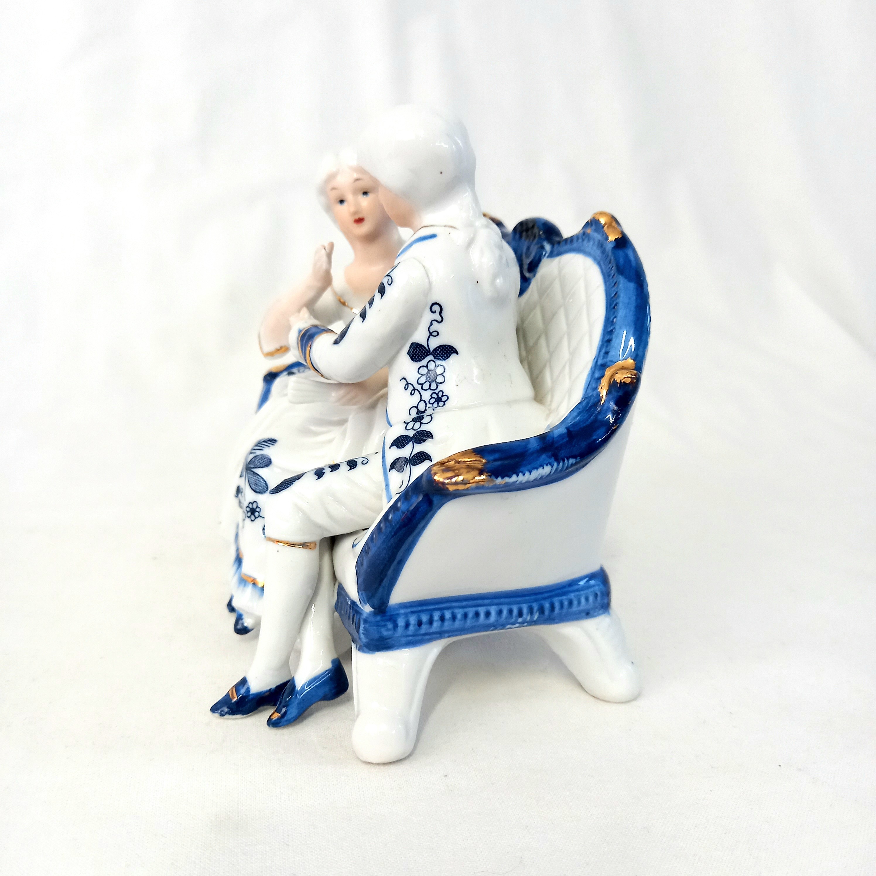 Voir photo 3 de Petite statuette en porcelaine représentant un couple sur sofa Petite statuette en porcelaine représentant un couple sur sofa Très bon état reconditionné photo 3