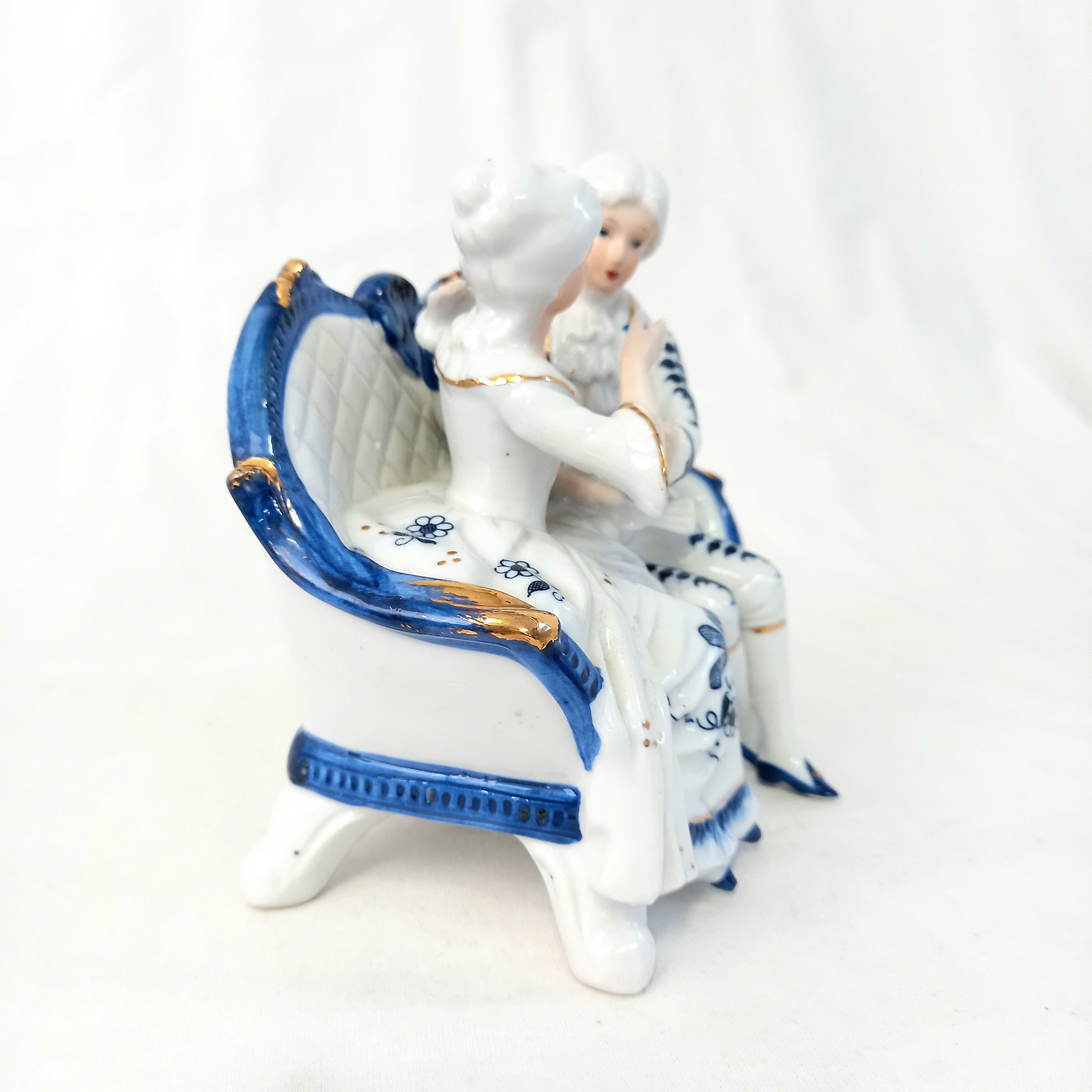 Voir photo 4 de Petite statuette en porcelaine représentant un couple sur sofa Petite statuette en porcelaine représentant un couple sur sofa Très bon état reconditionné photo 4