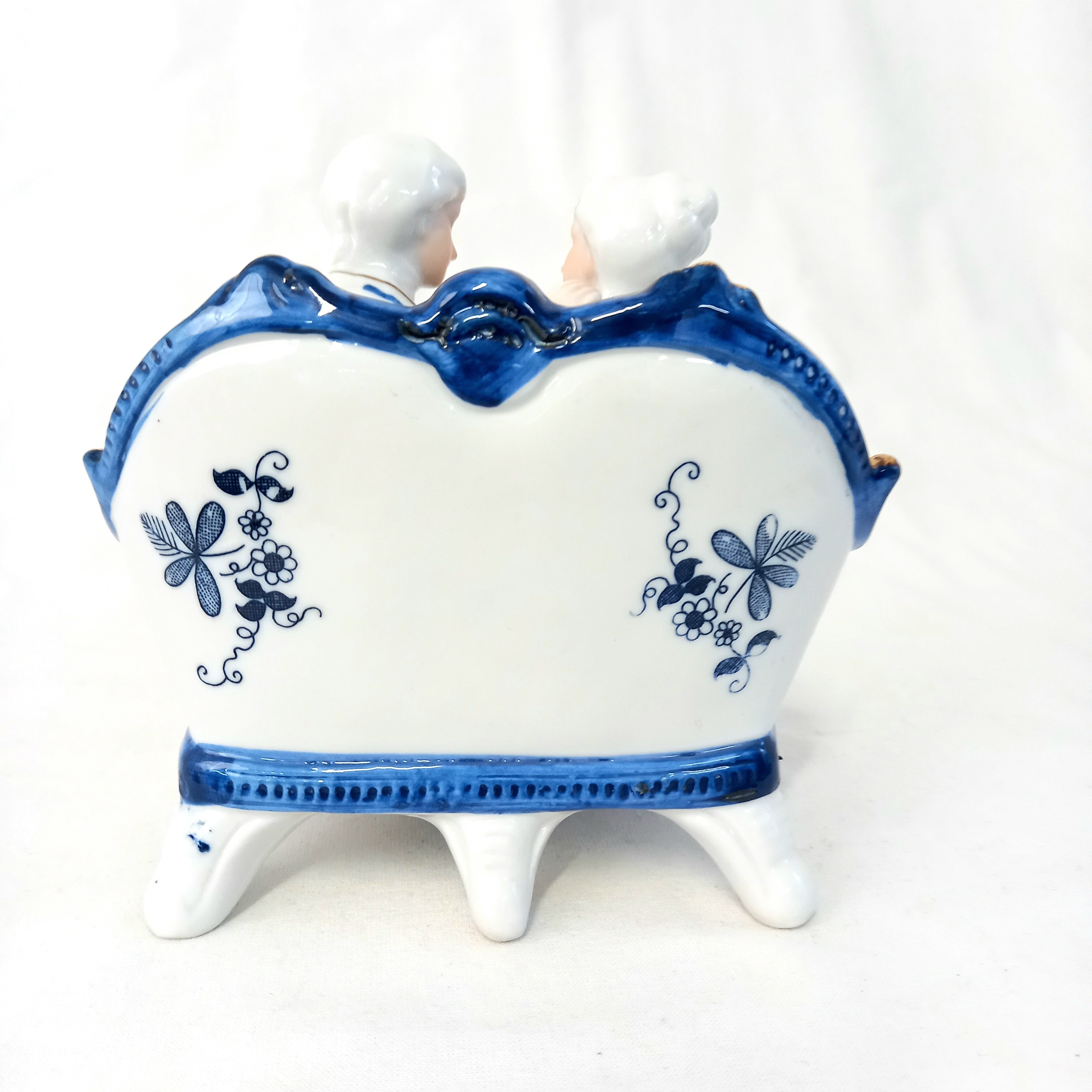 Voir photo 5 de Petite statuette en porcelaine représentant un couple sur sofa Petite statuette en porcelaine représentant un couple sur sofa Très bon état reconditionné photo 5