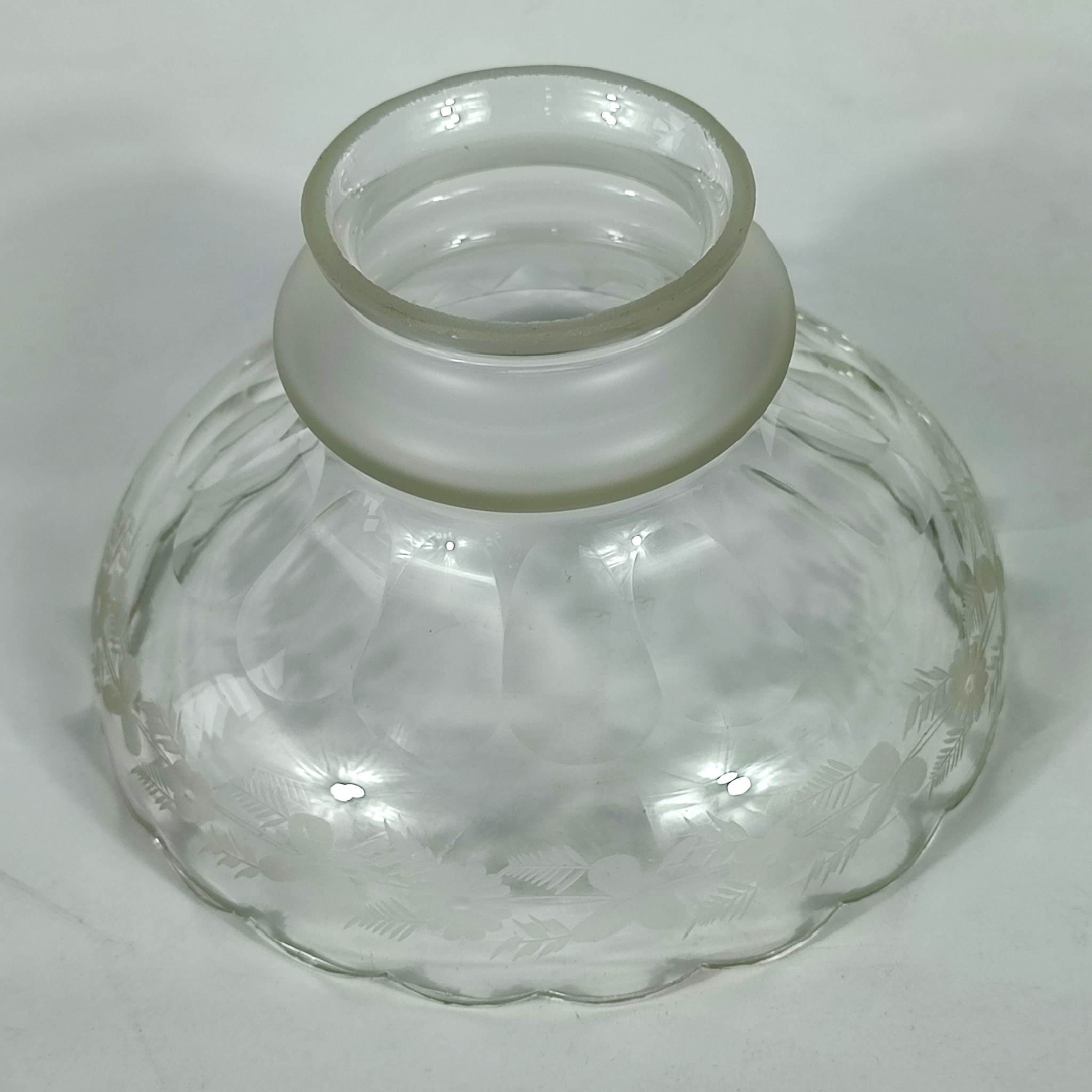Voir photo 3 de Petite suspension en verre taillé et gravé - décor végétal Petite suspension en verre taillé et gravé - décor végétal Bon état reconditionné photo 3