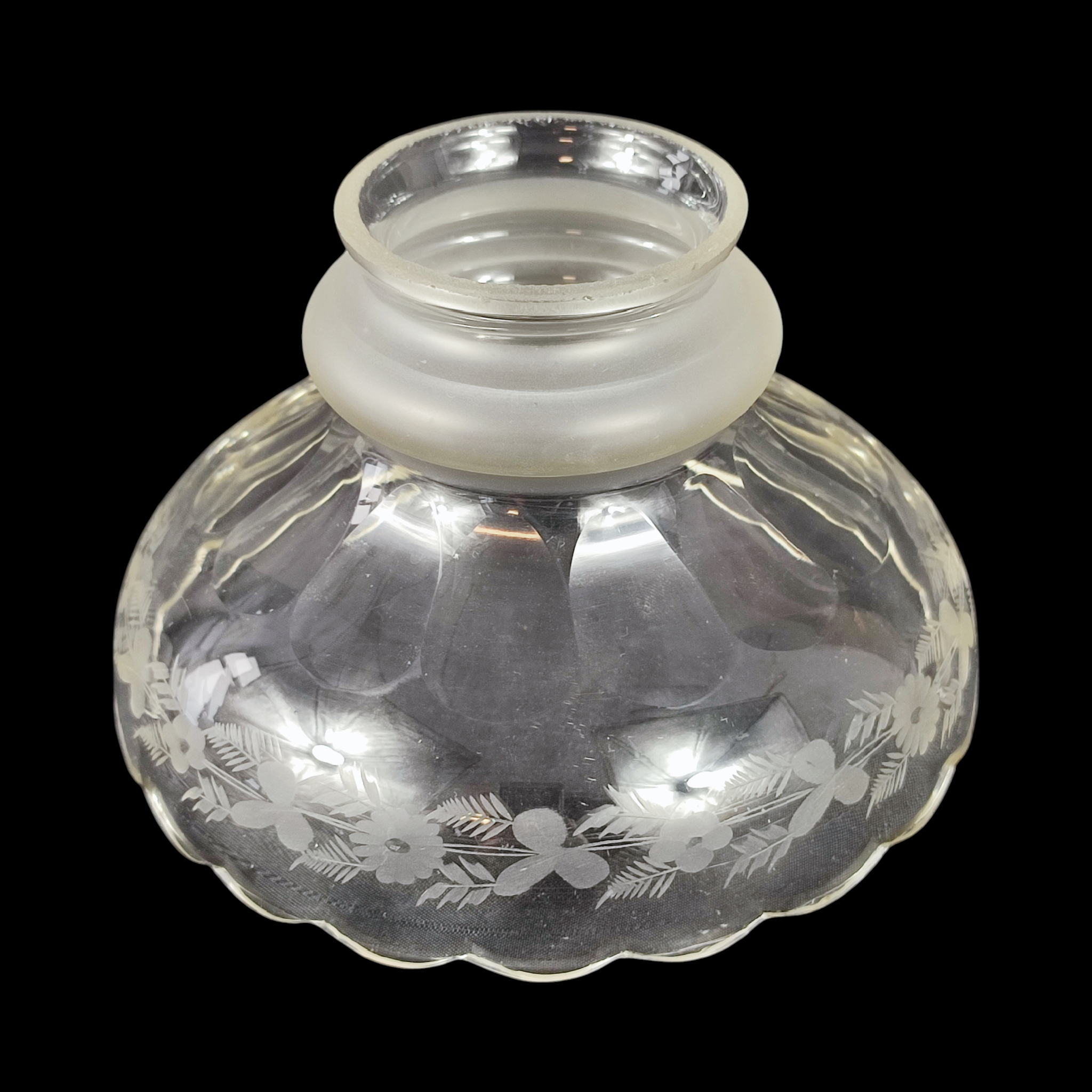 Voir photo 4 de Petite suspension en verre taillé et gravé - décor végétal Petite suspension en verre taillé et gravé - décor végétal Bon état reconditionné photo 4