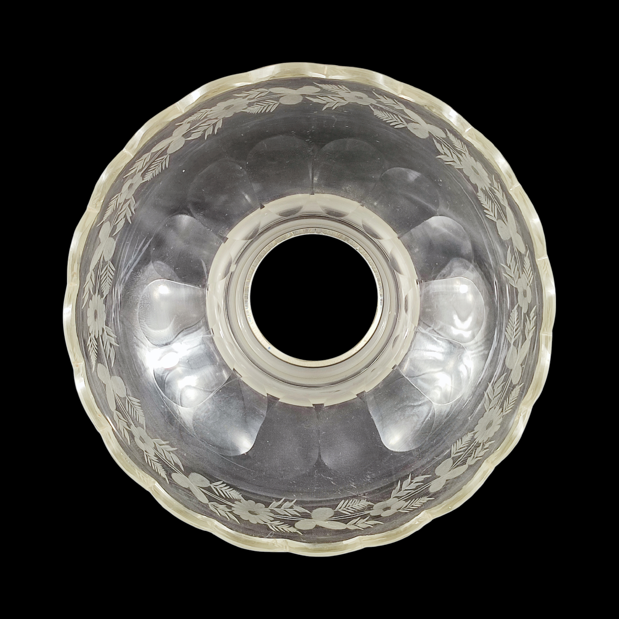 Voir photo 6 de Petite suspension en verre taillé et gravé - décor végétal Petite suspension en verre taillé et gravé - décor végétal Bon état reconditionné photo 6
