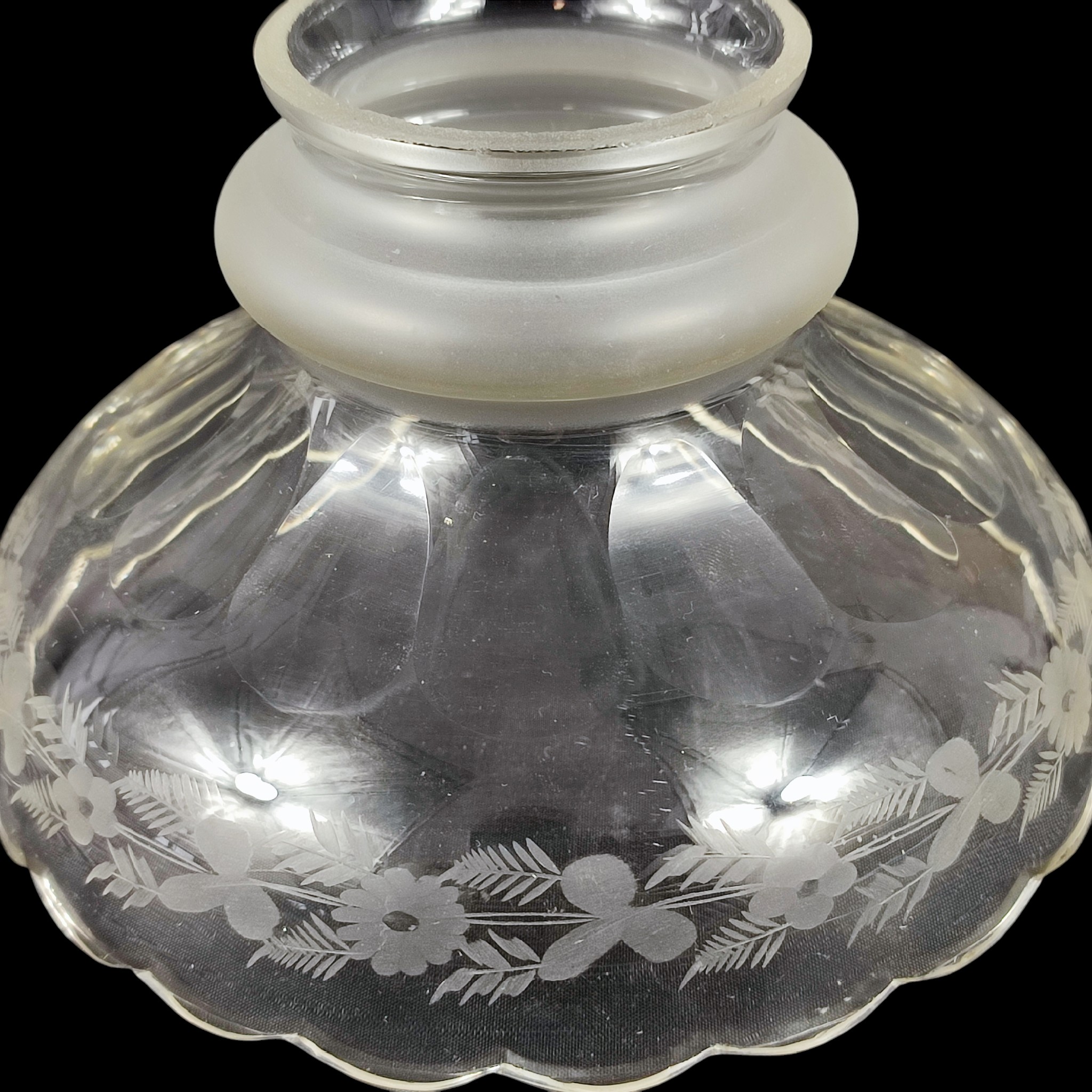 Voir photo 7 de Petite suspension en verre taillé et gravé - décor végétal Petite suspension en verre taillé et gravé - décor végétal Bon état reconditionné photo 7