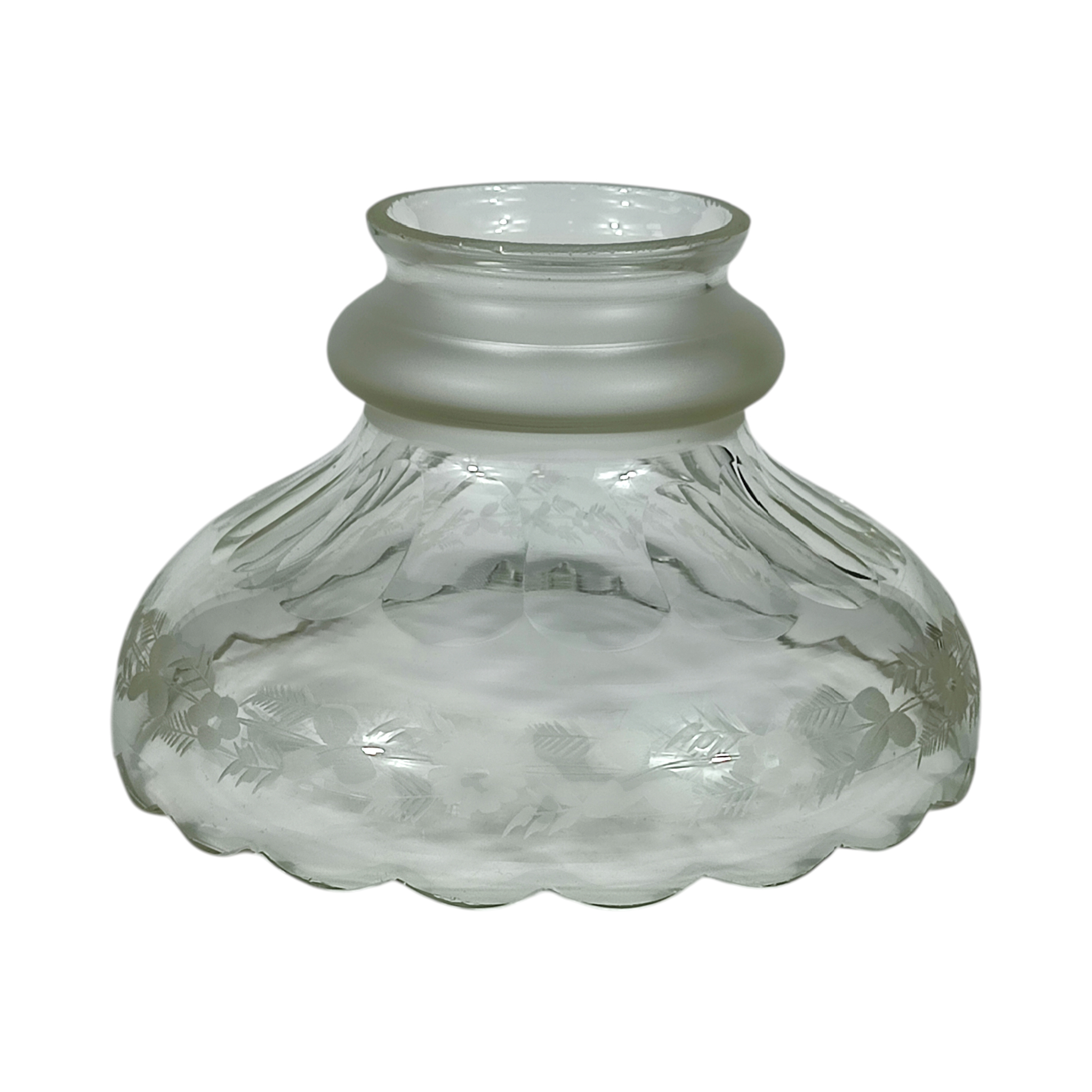 Petite suspension en verre taillé et gravé - décor végétal Bon état - 11,00 € Petite suspension en verre taillé et gravé - décor végétal Bon état reconditionné disponible sur Label Emmaüs
