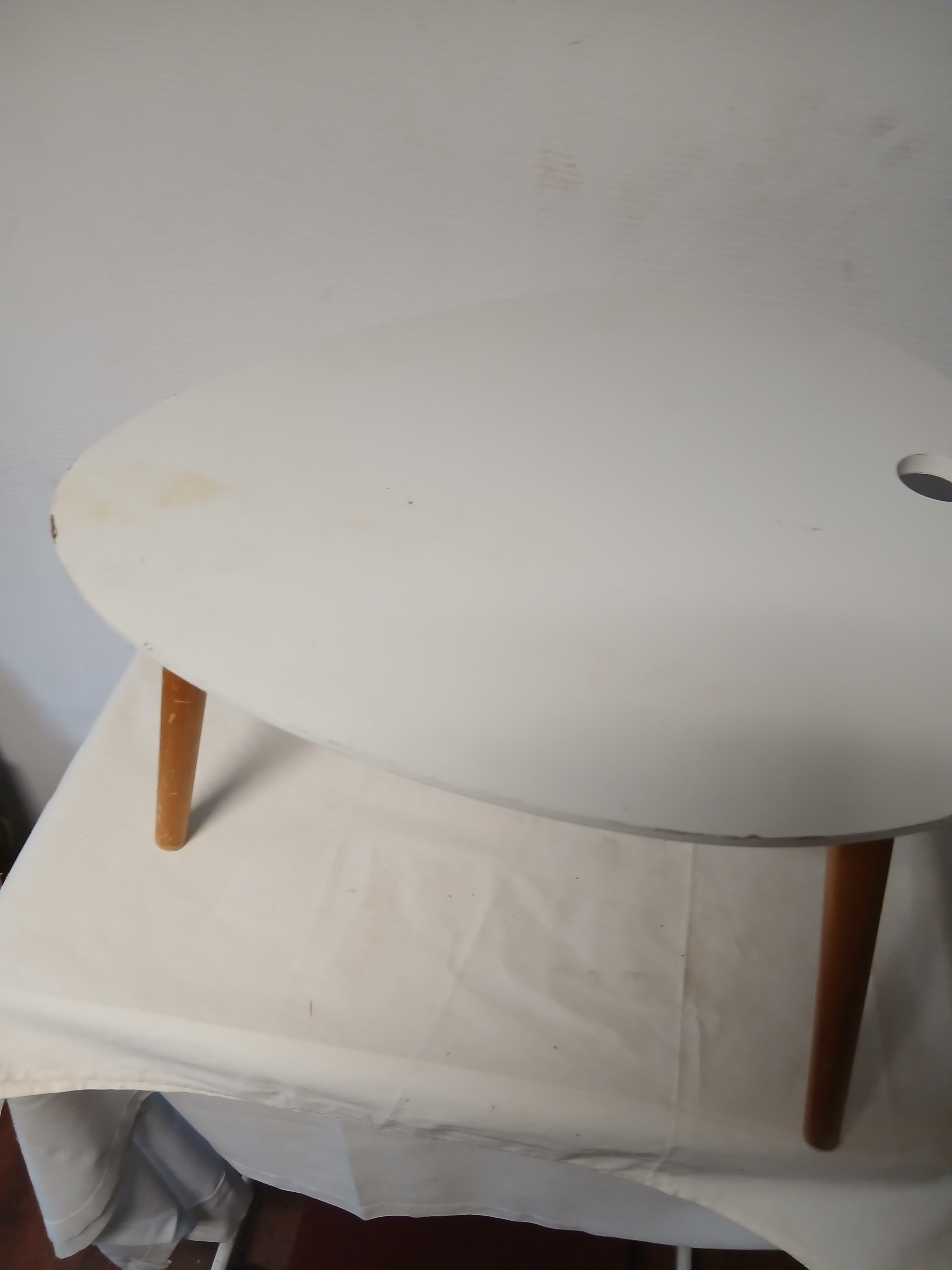 Voir photo 2 de Petite table basse tripode , plateau blanc. Petite table basse tripode , plateau blanc. Bon état reconditionné photo 2