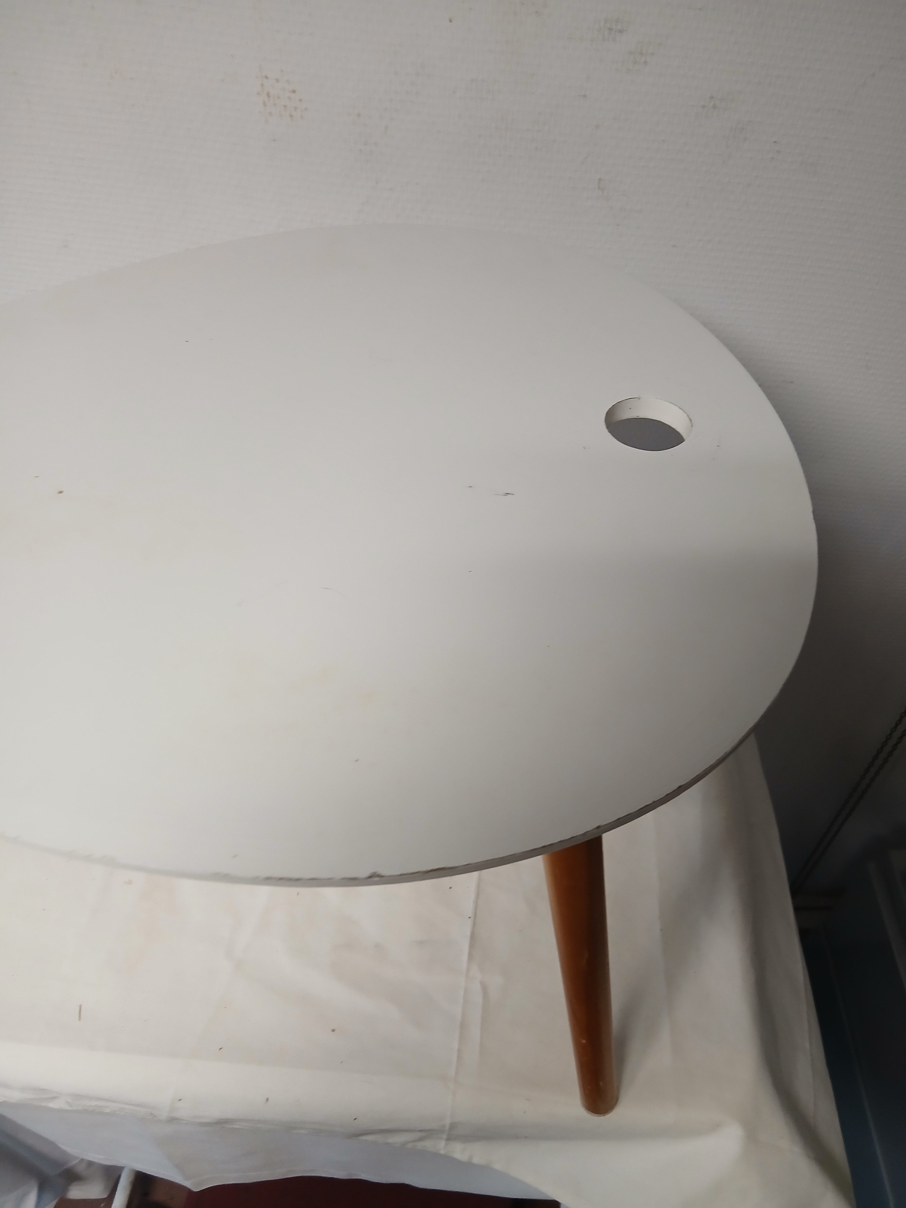 Voir photo 3 de Petite table basse tripode , plateau blanc. Petite table basse tripode , plateau blanc. Bon état reconditionné photo 3