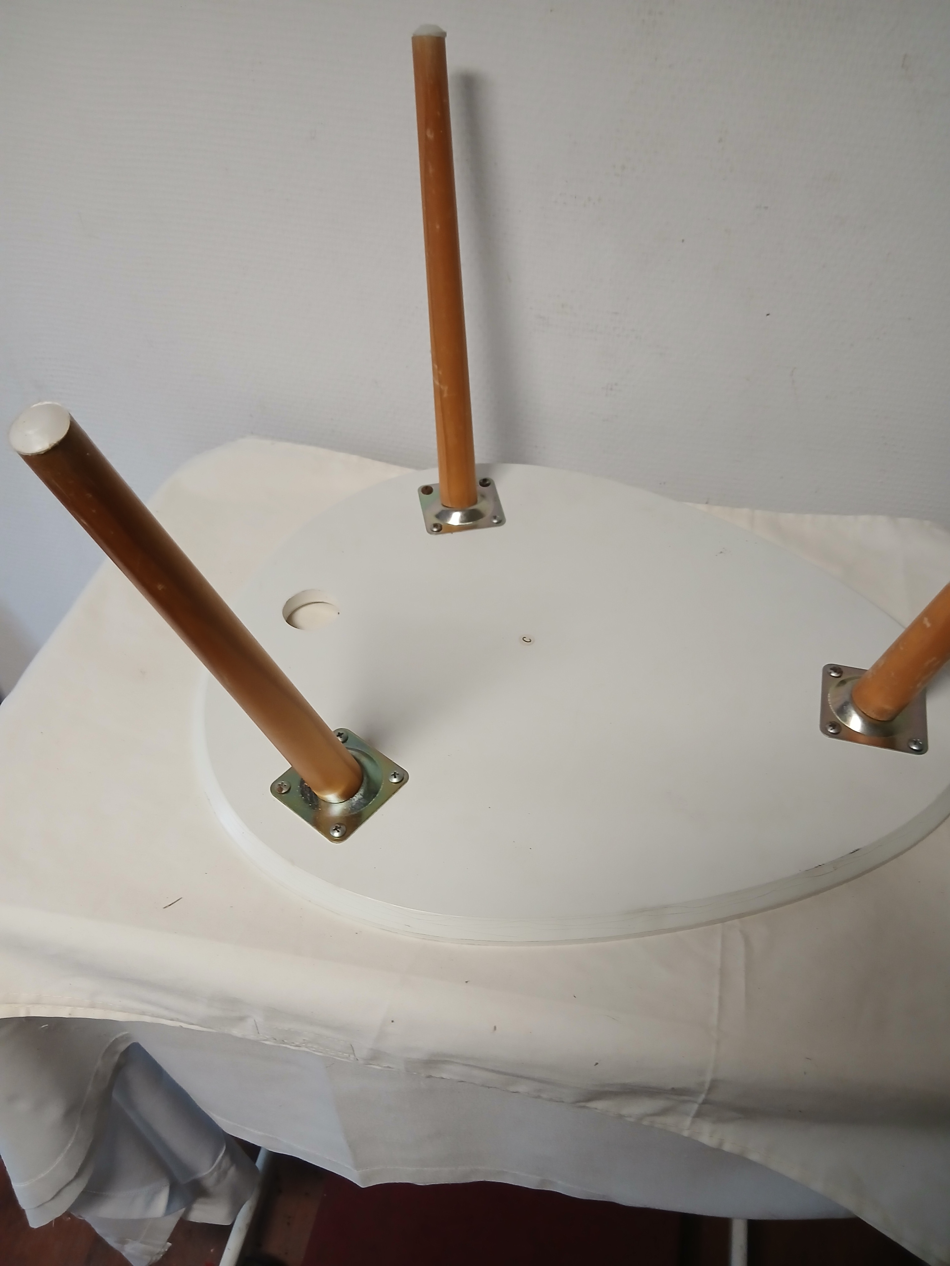 Voir photo 4 de Petite table basse tripode , plateau blanc. Petite table basse tripode , plateau blanc. Bon état reconditionné photo 4