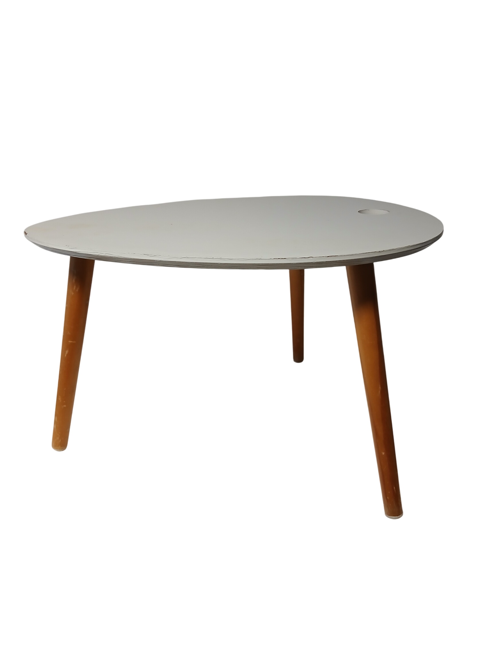 Petite table basse tripode , plateau blanc. Bon état - 15,00 € Petite table basse tripode , plateau blanc. Bon état reconditionné disponible sur Label Emmaüs