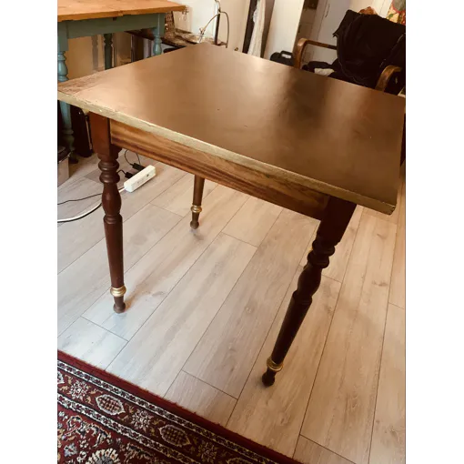 Petite table en bois vintage Bon état - 40,00 € Petite table en bois vintage Bon état reconditionné disponible sur Rakuten